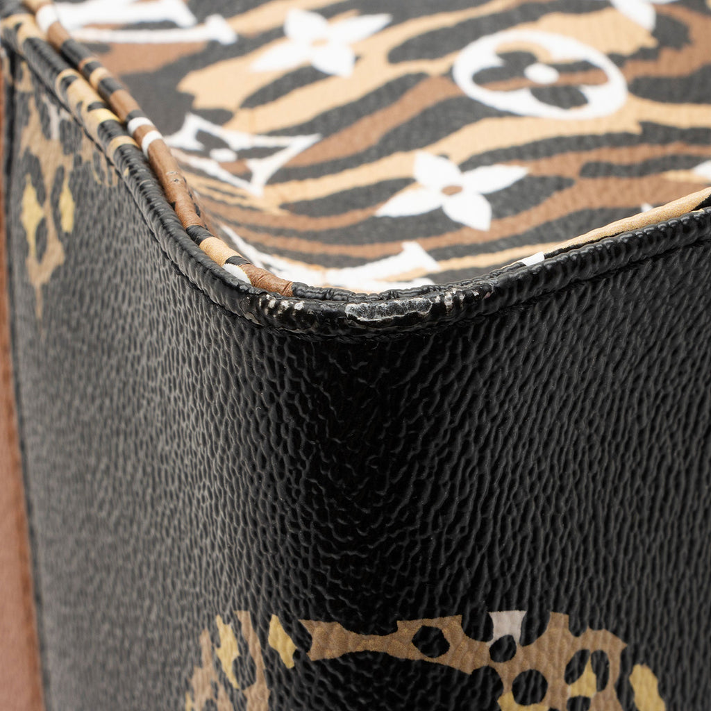 Louis Vuitton Giant Monogram Canvas Jungle Onthego GM Tote (SHF-UZF7TB)