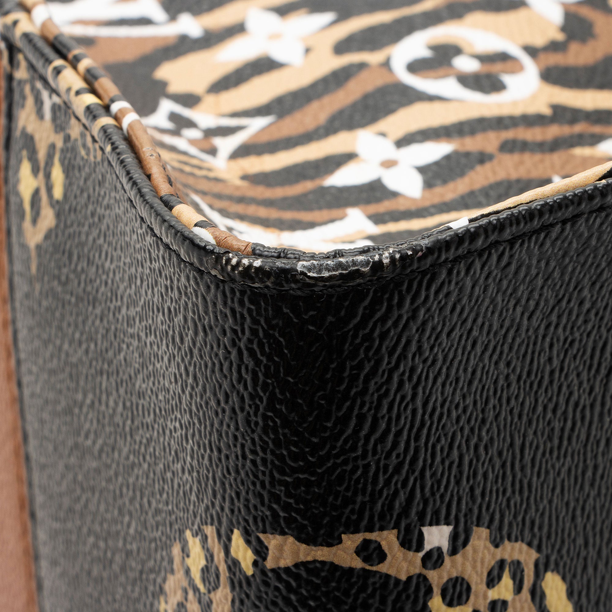 Louis Vuitton Giant Monogram Canvas Jungle Onthego GM Tote (SHF-UZF7TB)