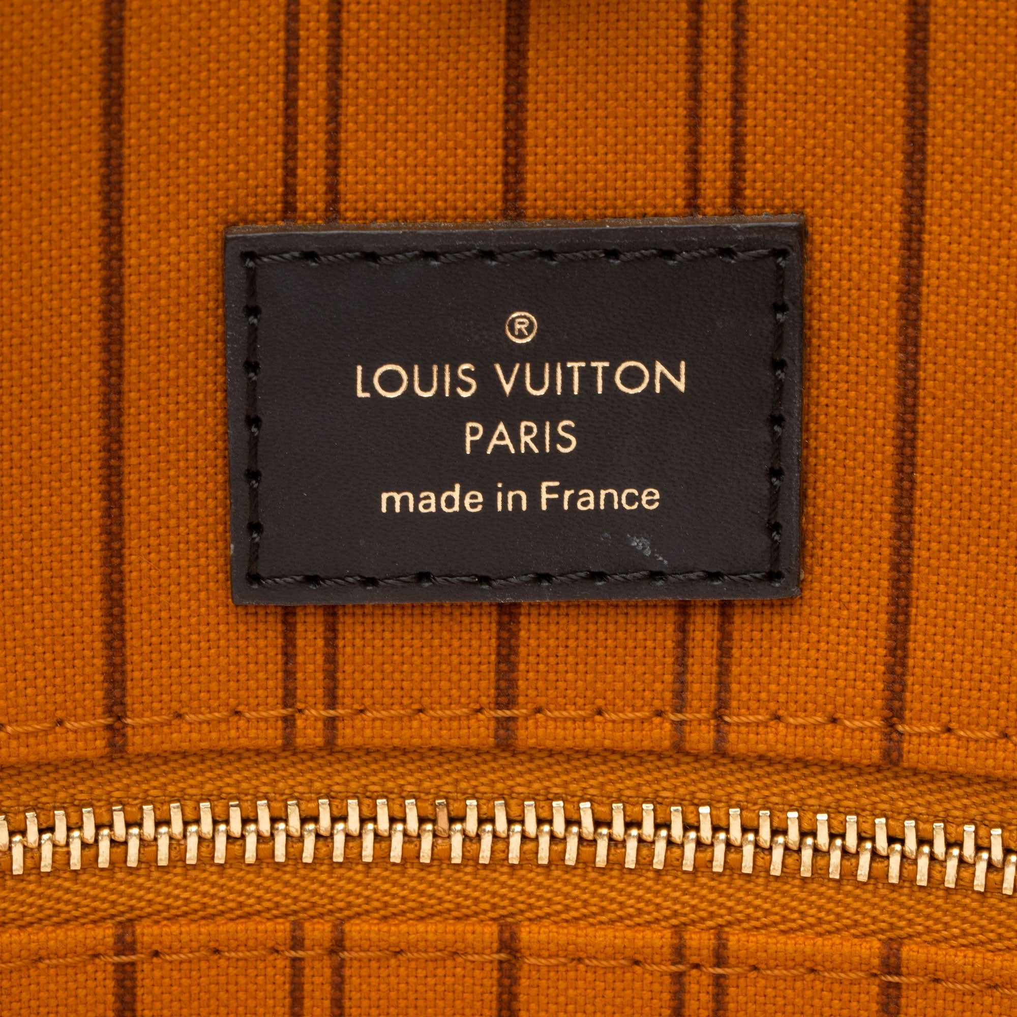 Louis Vuitton Giant Monogram Canvas Jungle Onthego GM Tote (SHF-UZF7TB)