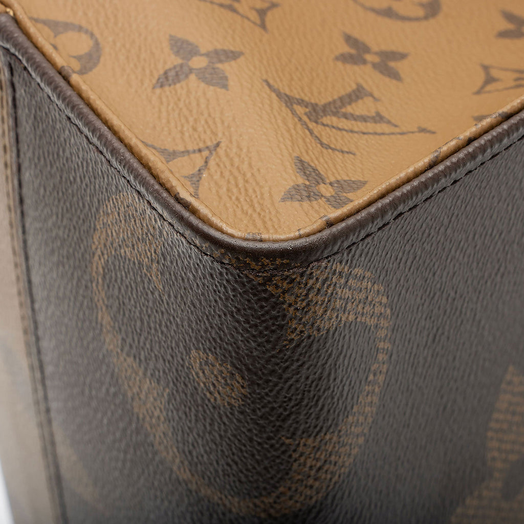 Louis Vuitton Giant Monogram Canvas Onthego MM Tote (SHF-OPM7Zk)