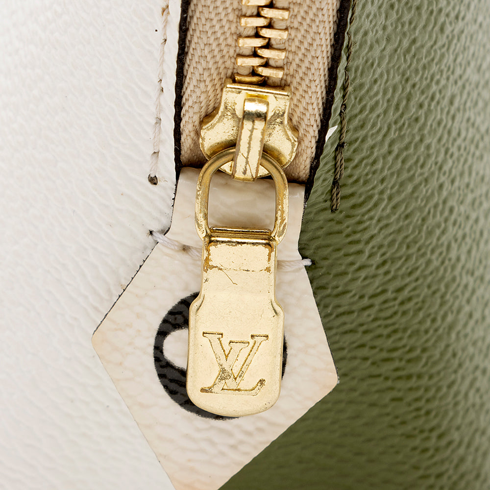 Louis Vuitton Giant Monogram Costmetic Pouch (SHF-16402)
