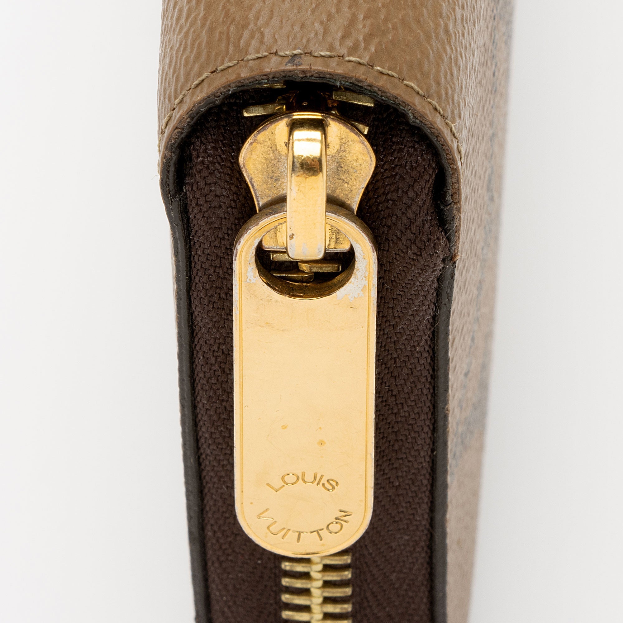 Louis Vuitton Giant Reverse Monogram Zippy Wallet (SHF-3YDrBj)