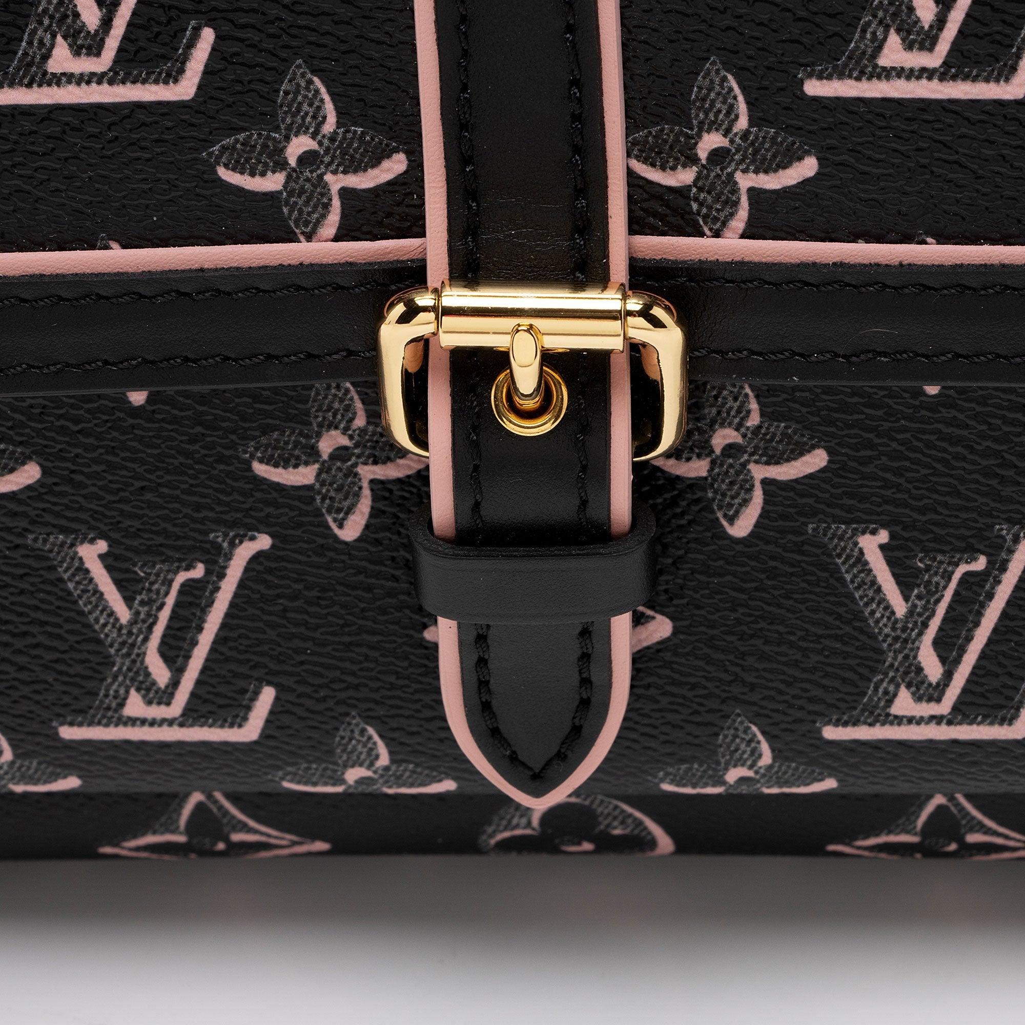 Louis Vuitton Limited Edition Monogram Canvas Fall For You Onthego MM Tote (SHF-5wj4Ba)