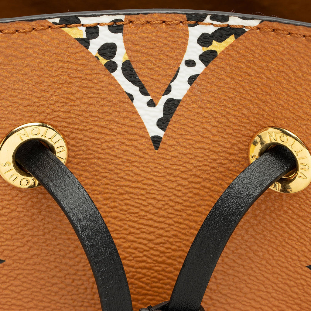 Louis Vuitton Limited Edition Monogram Giant Jungle Neonoe MM Shoulder Bag (SHF-3jkPew)