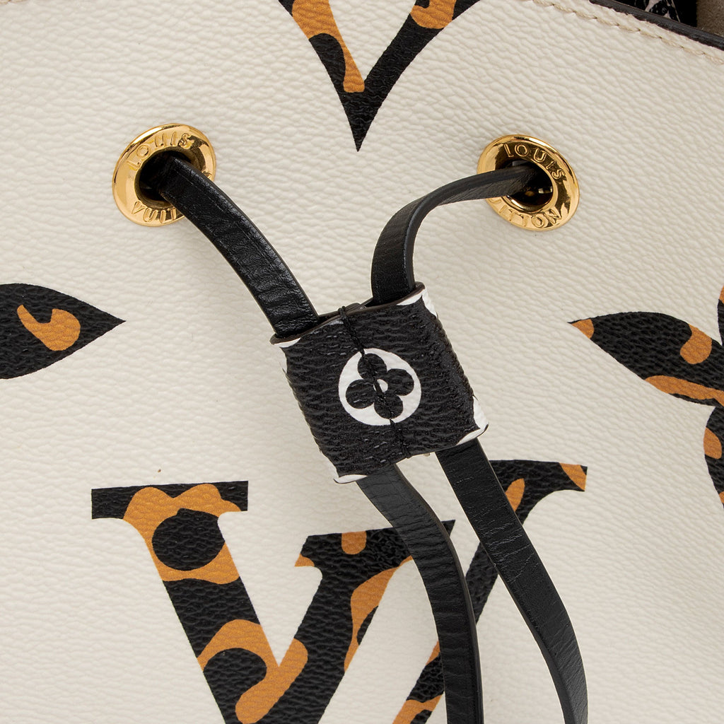 Louis Vuitton Limited Edition Monogram Giant Jungle Neonoe MM Shoulder Bag (SHF-Dk9oys)