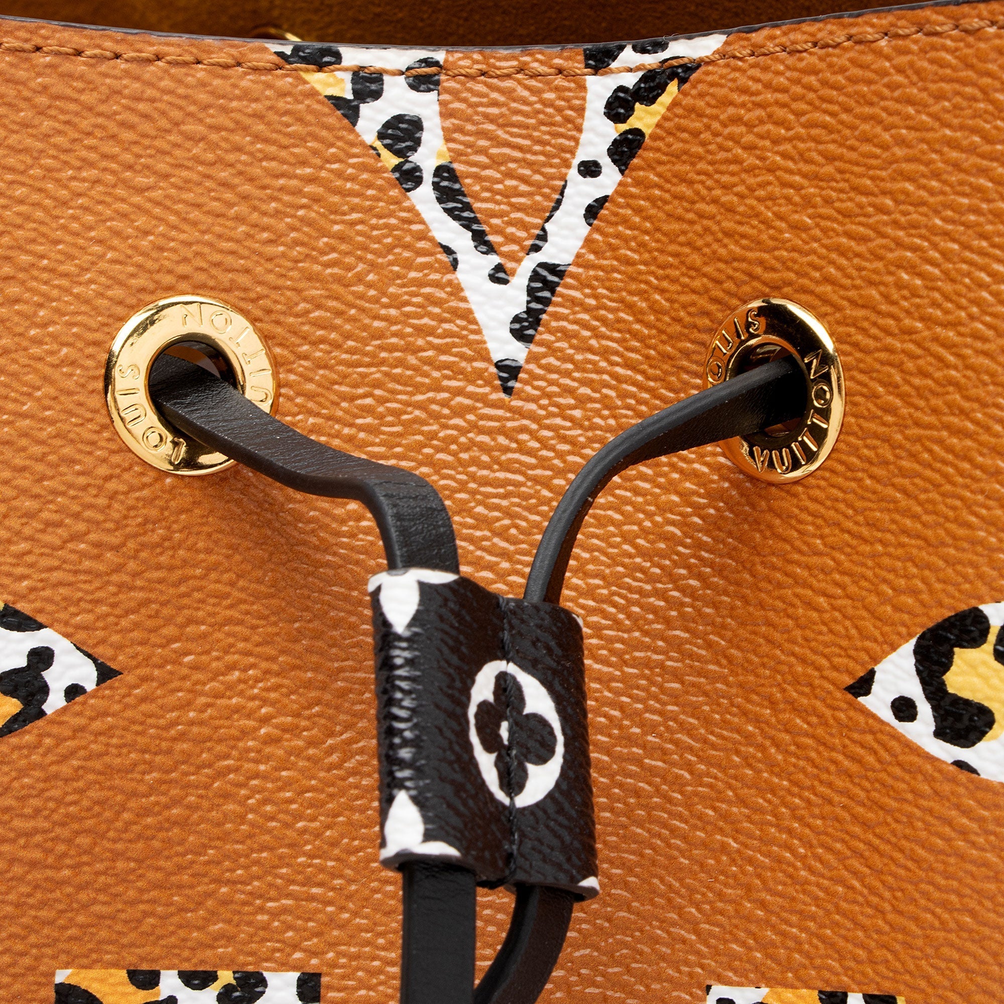 Louis Vuitton Limited Edition Monogram Giant Jungle Neonoe MM Shoulder Bag (SHF-3rqmFR)