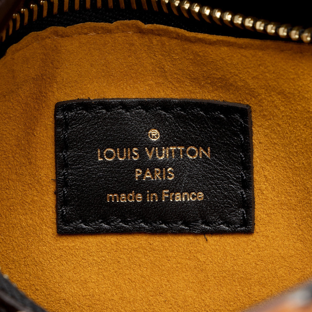 Louis Vuitton Limited Edition Monogram Giant Jungle Neonoe MM Shoulder Bag (SHF-3rqmFR)