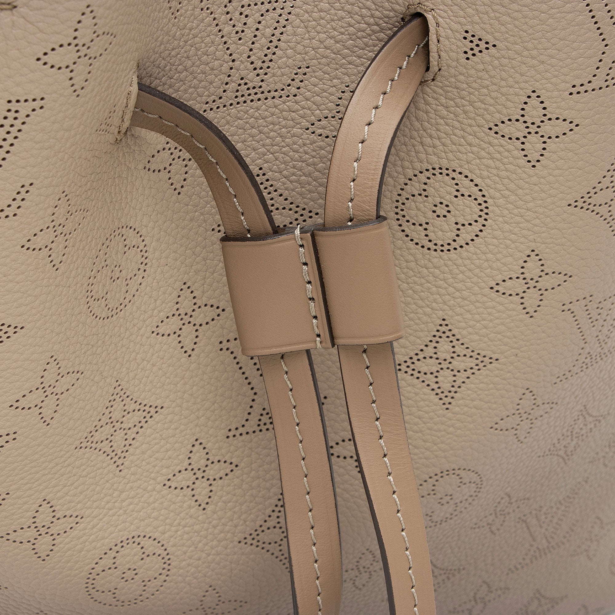 Louis Vuitton Mahina Leather Girolata Tote (SHF-zKl3Nc)