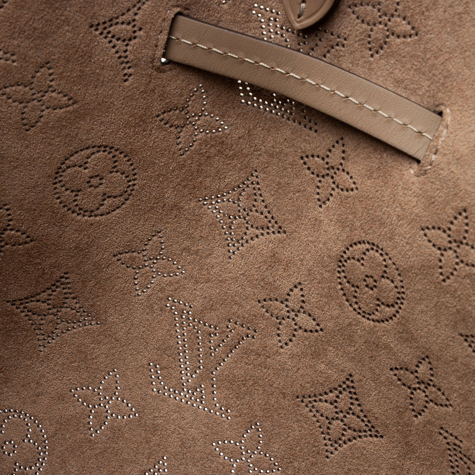 Louis Vuitton Mahina Leather Girolata Tote (SHF-zKl3Nc)