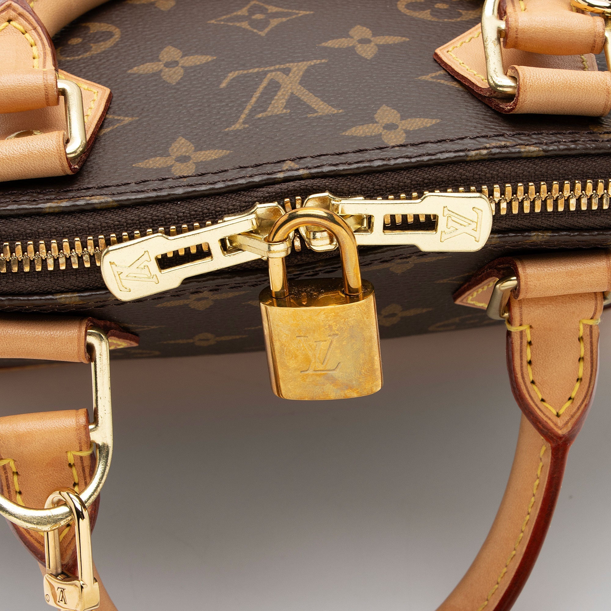 Louis Vuitton Monogram Canvas Alma BB Satchel (SHF-QQ2qid)