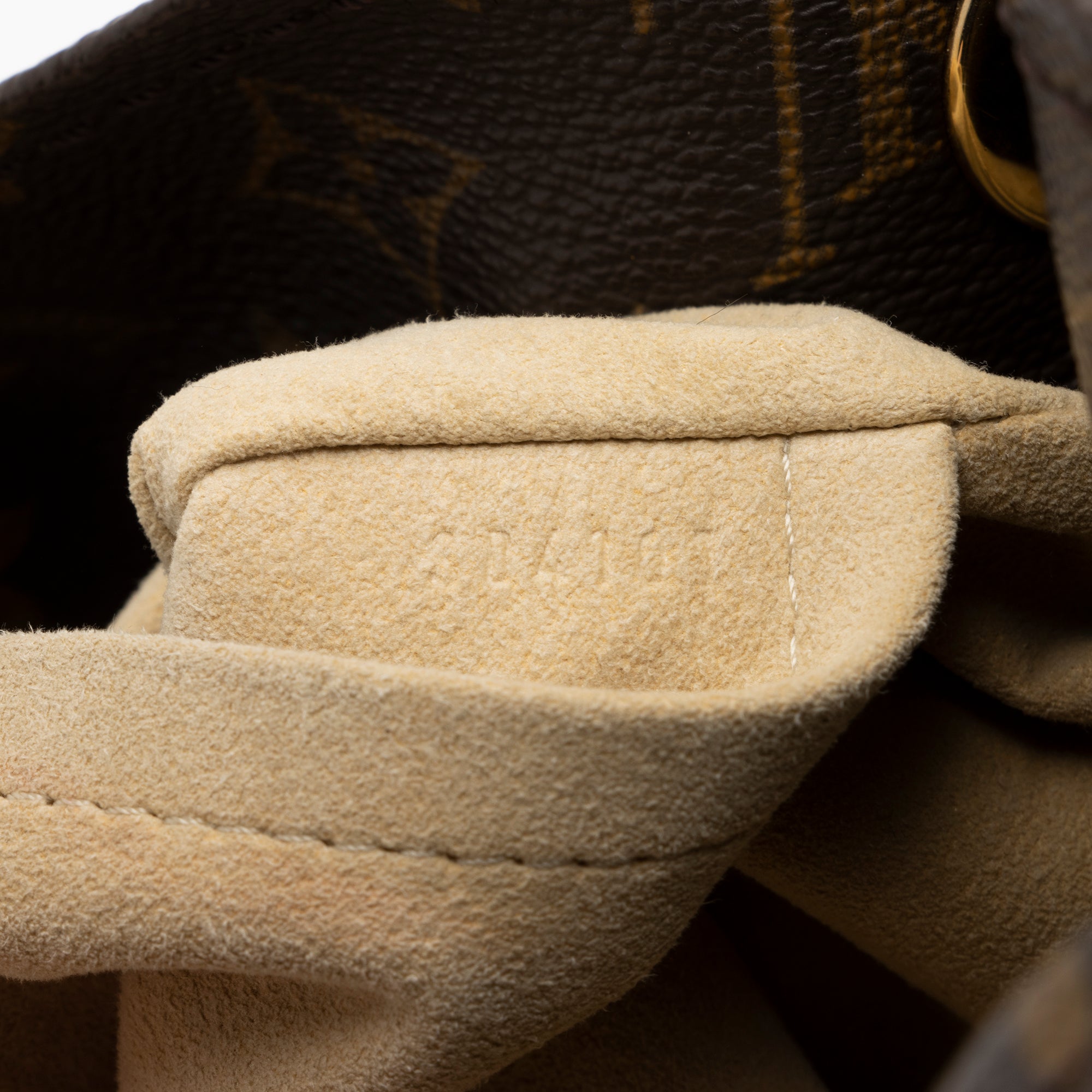 Louis Vuitton Monogram Canvas Artsy MM Shoulder Bag (SHF-DzYiz3)