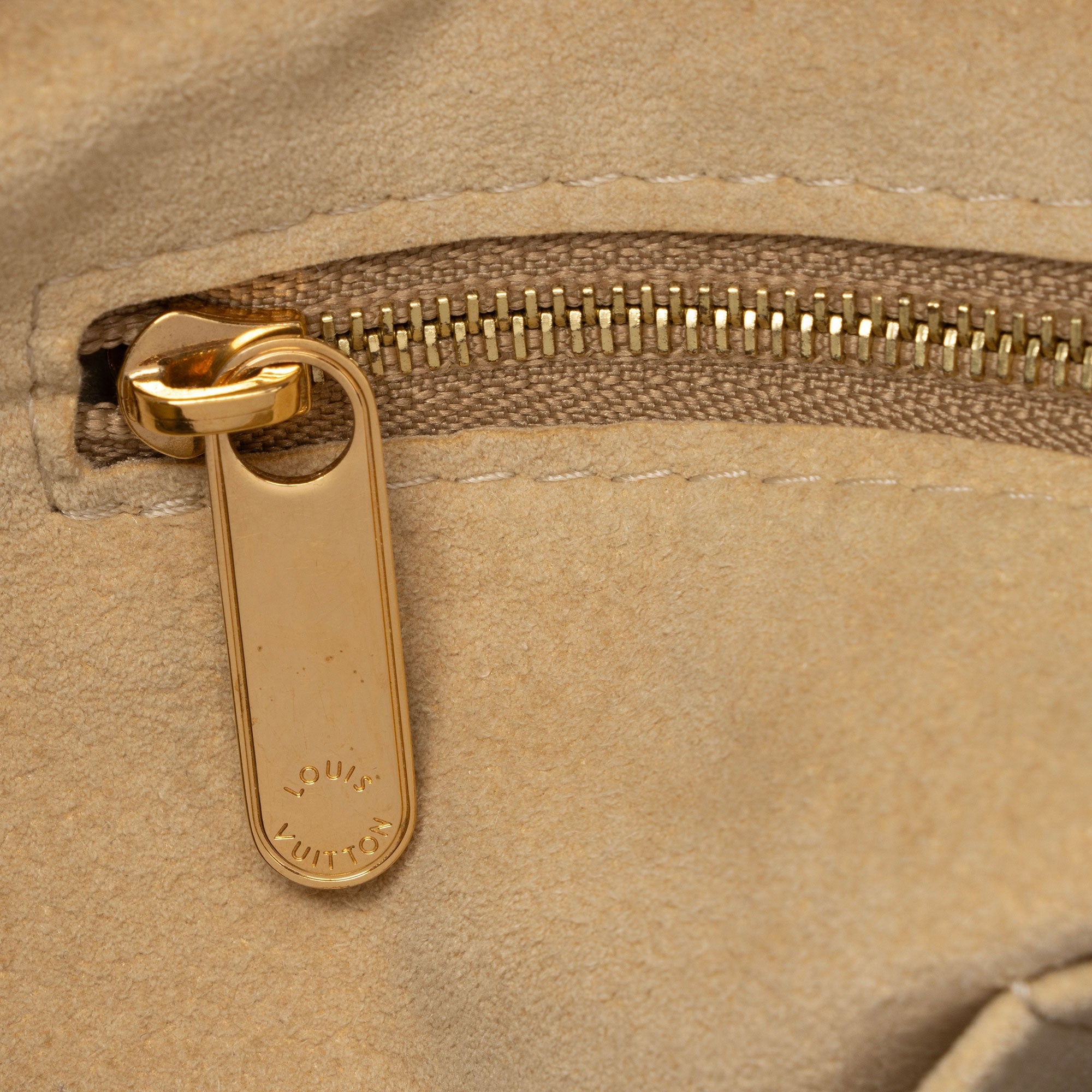 Louis Vuitton Monogram Canvas Artsy MM Shoulder Bag (SHF-pzaAol)