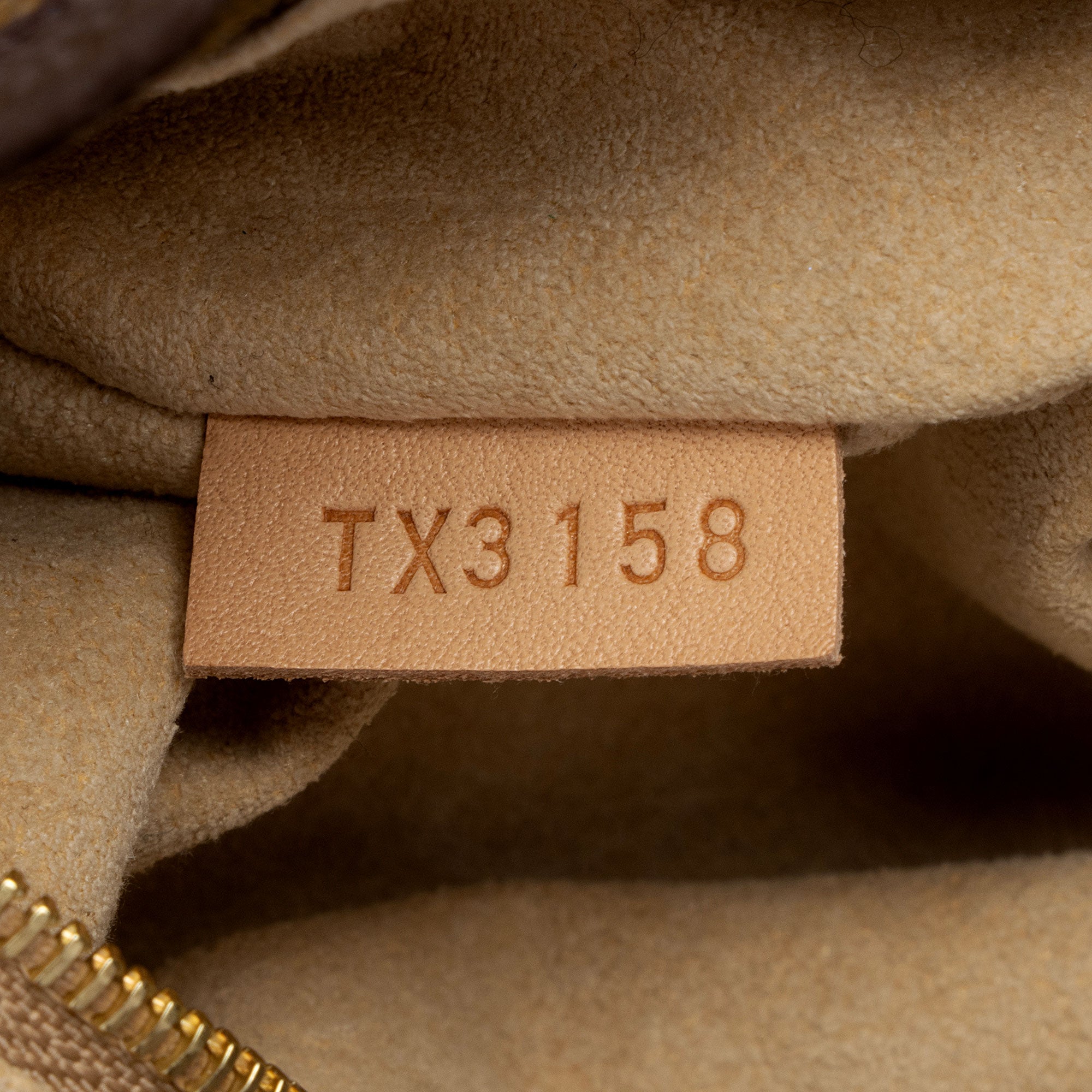 Louis Vuitton Monogram Canvas Artsy MM Shoulder Bag (SHF-iocugq)