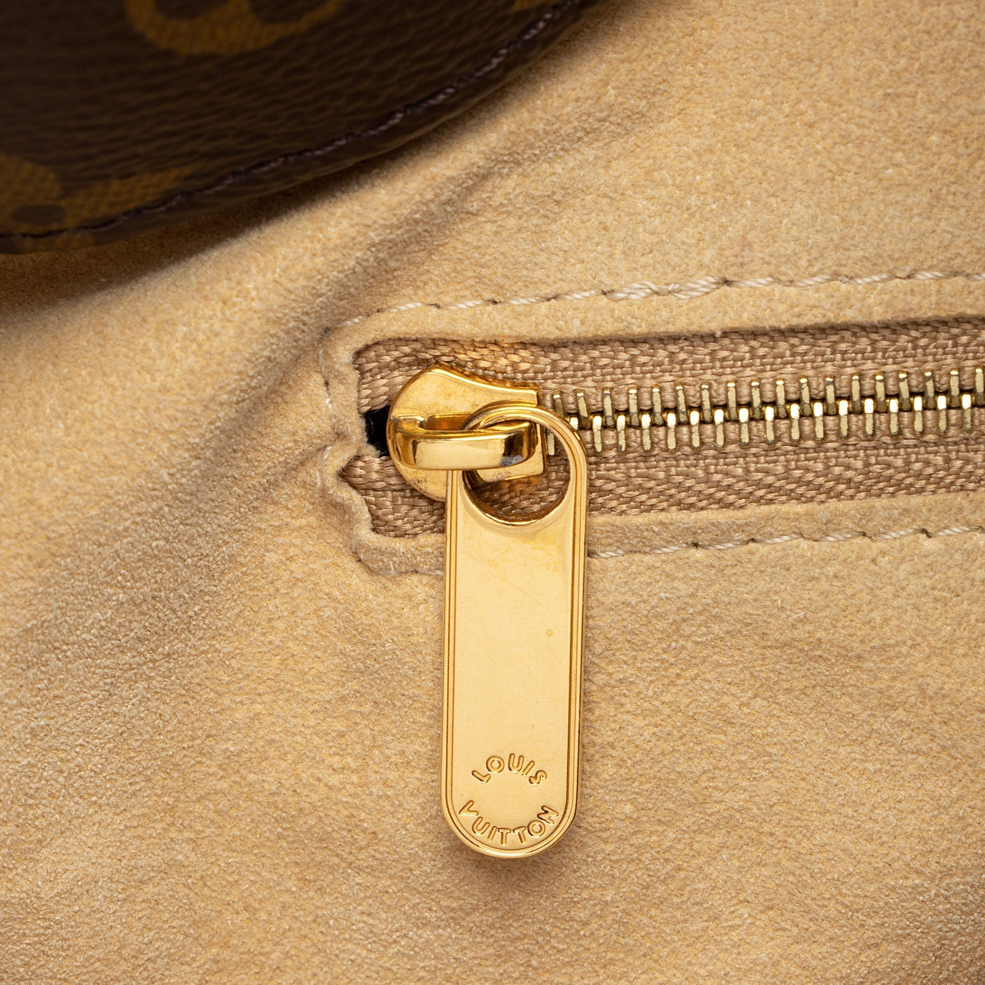 Louis Vuitton Monogram Canvas Artsy MM Shoulder Bag (SHF-FfYl36)