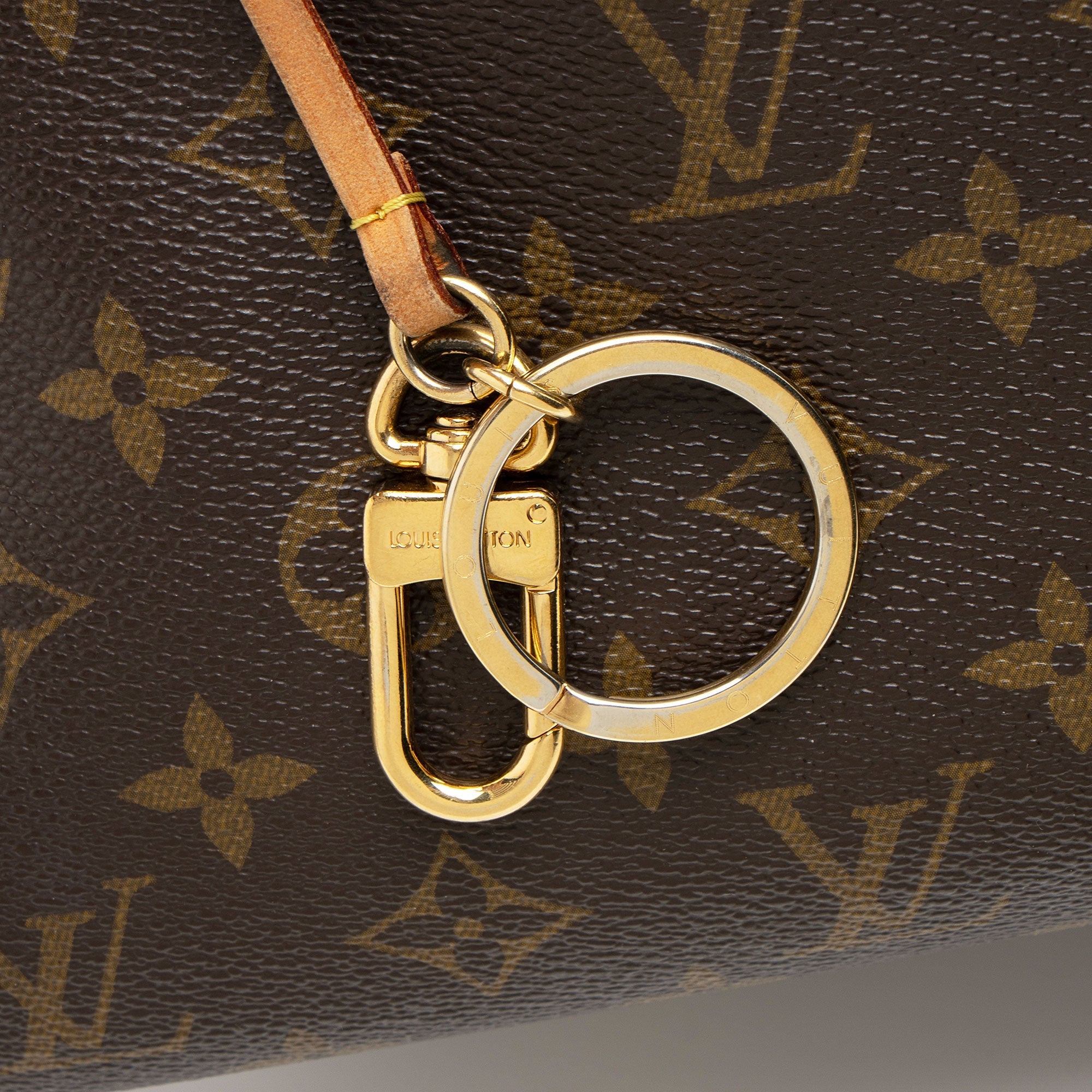 Louis Vuitton Monogram Canvas Artsy MM Shoulder Bag (SHF-Xnlfsn)