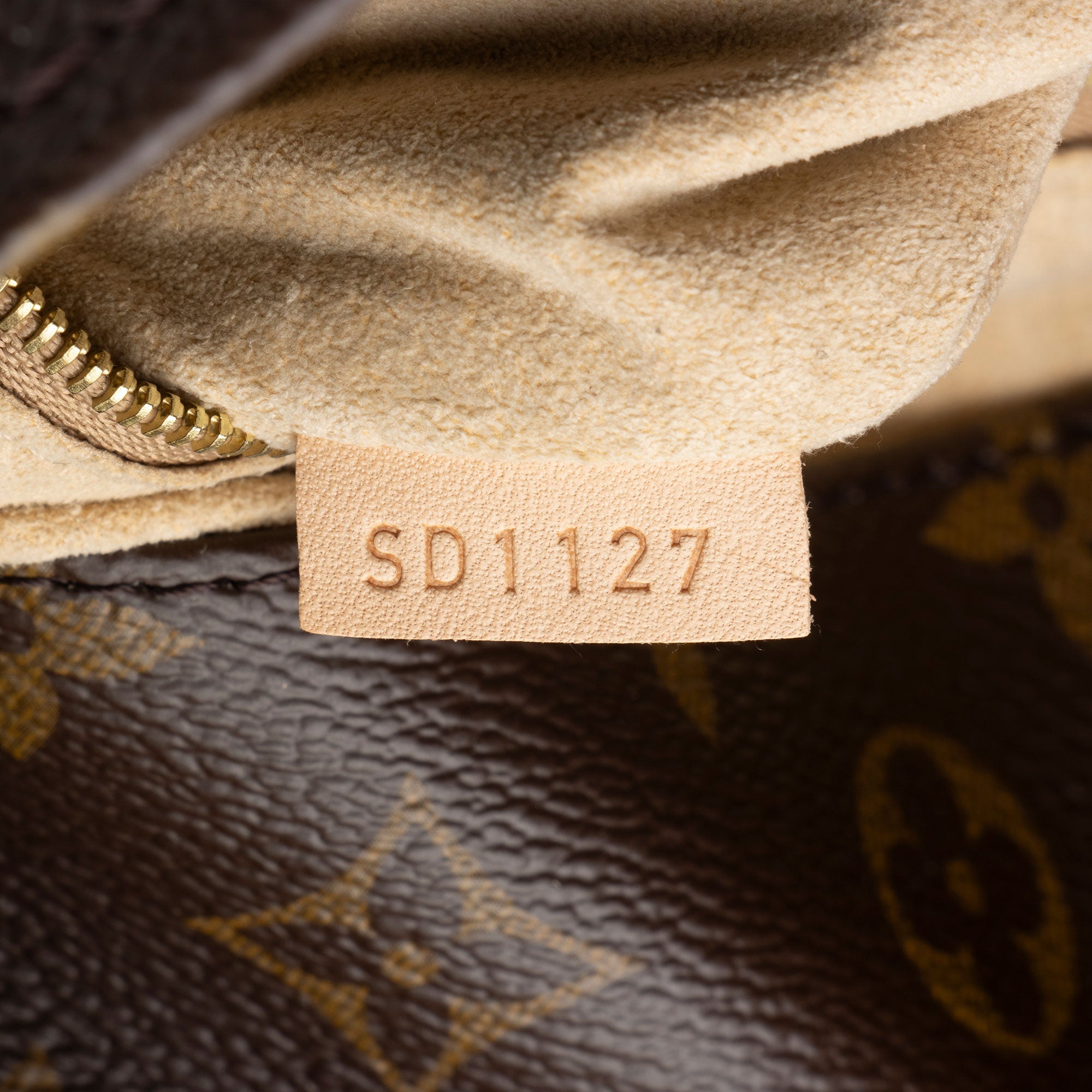 Louis Vuitton Monogram Canvas Artsy MM Shoulder Bag (SHF-2r6lNX)