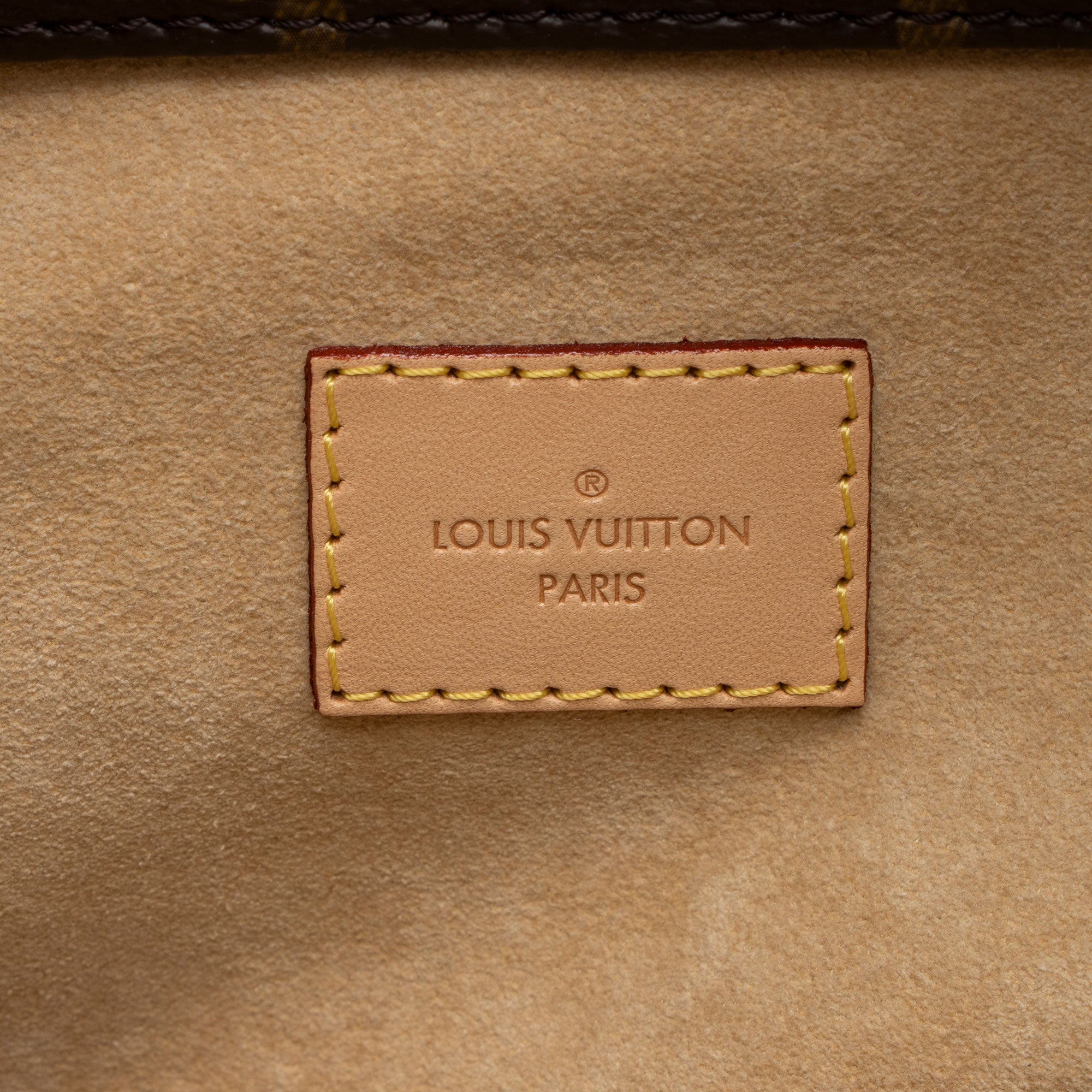 Louis Vuitton Monogram Canvas Artsy MM Shoulder Bag (SHF-2r6lNX)