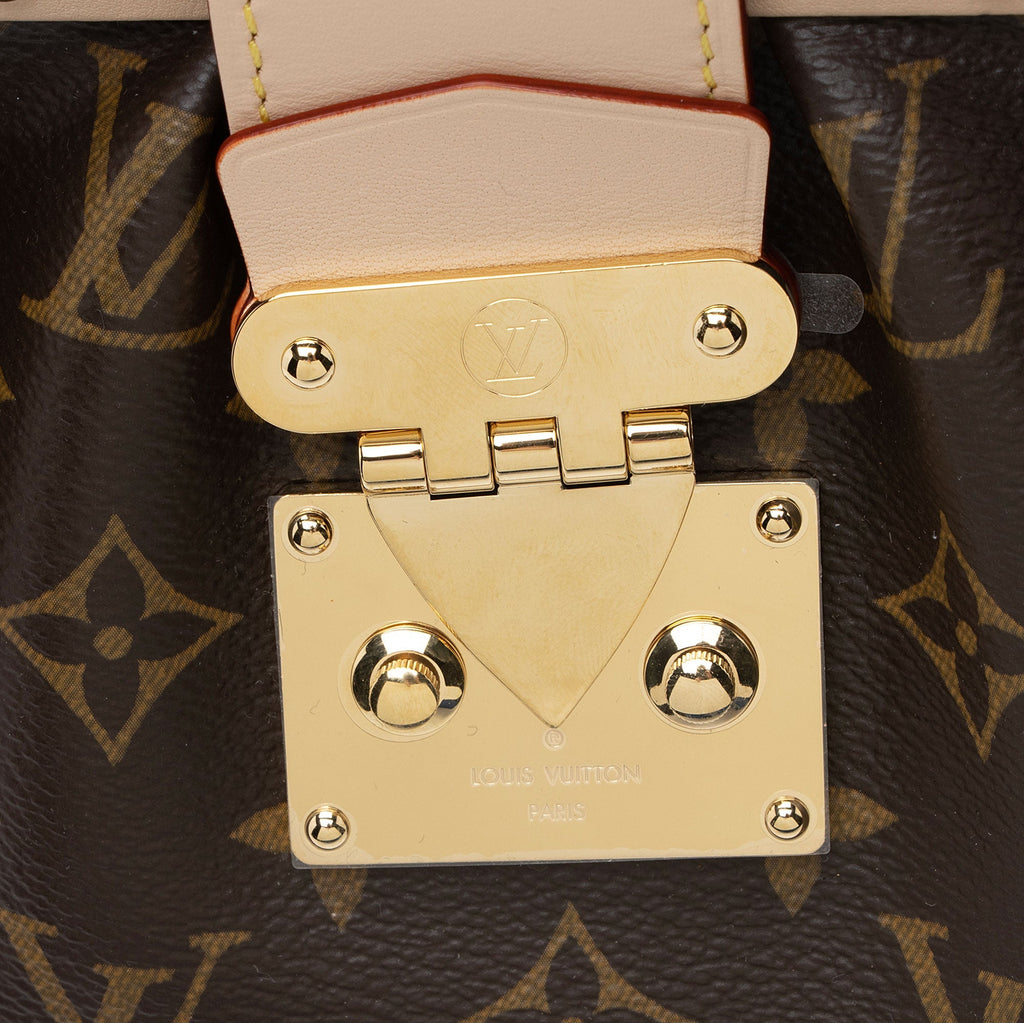Louis Vuitton Monogram Canvas Clutch (SHF-aOWiSq)