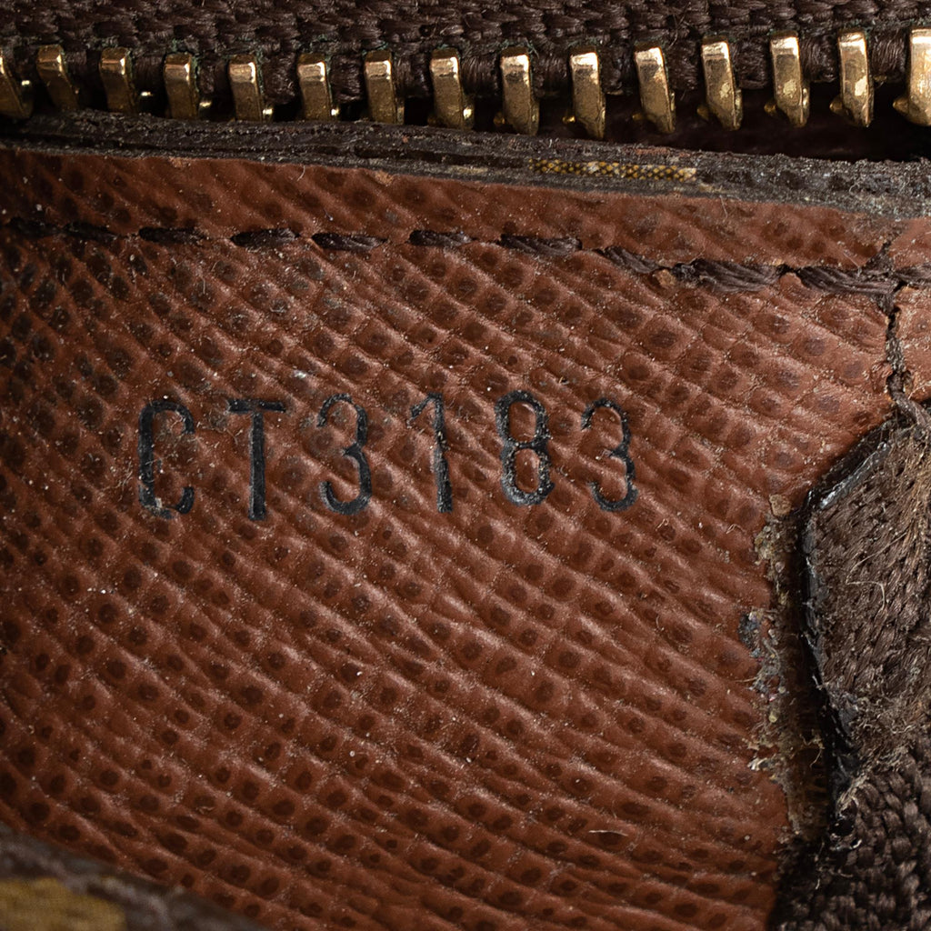 Louis Vuitton Monogram Canvas Key Pouch (SHF-lwo6sC)