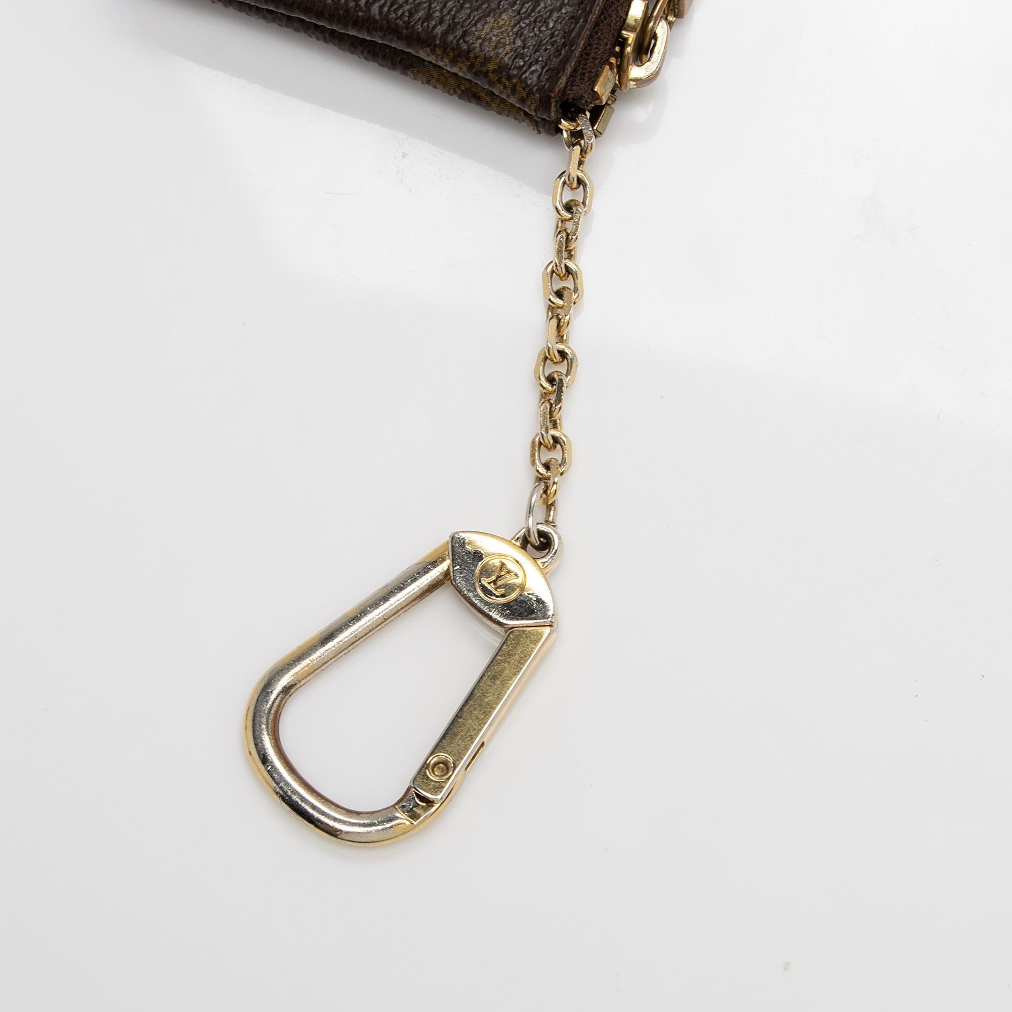 Louis Vuitton Monogram Canvas Key Pouch (SHF-lwo6sC)