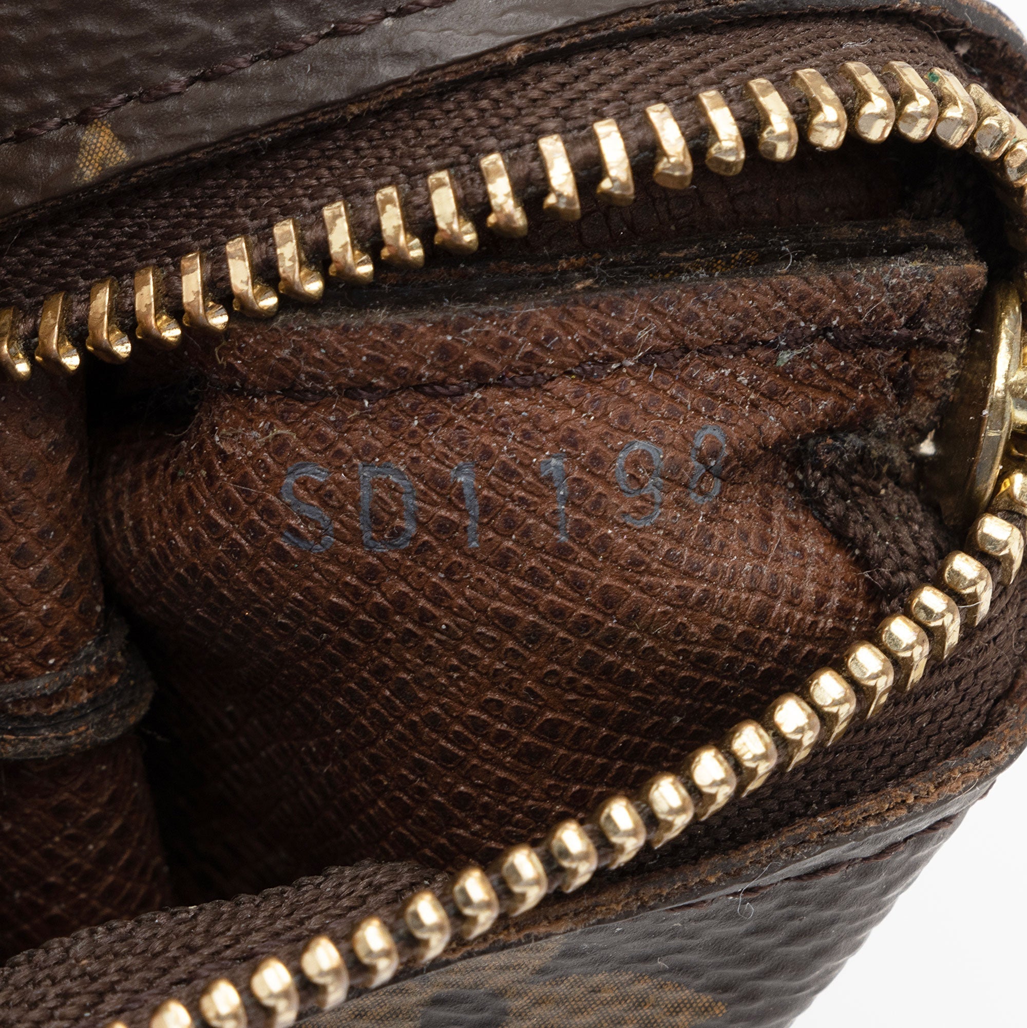 Louis Vuitton Monogram Canvas Key Pouch (SHF-cQiHKu)