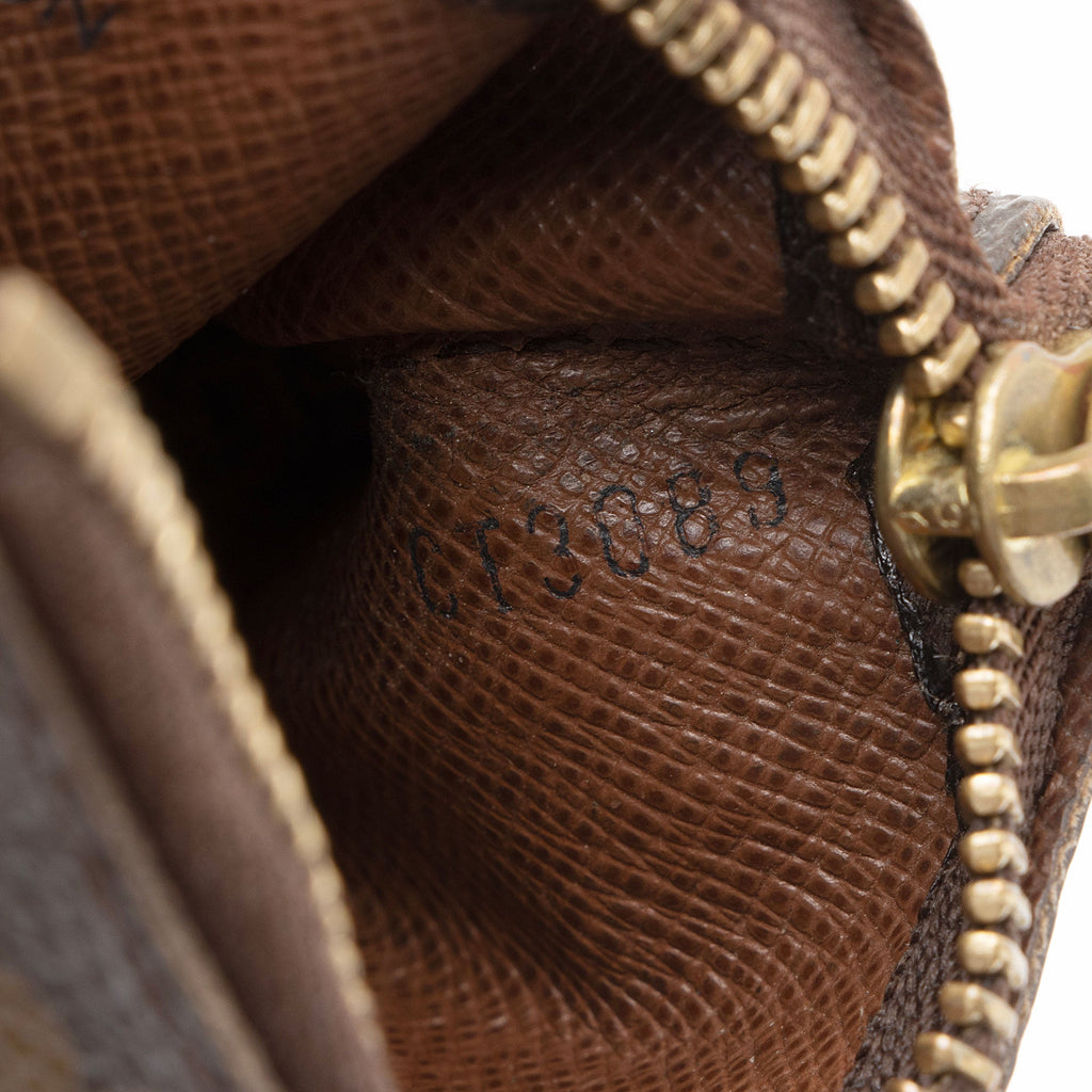 Louis Vuitton Monogram Canvas Key Pouch (SHF-s4d9B7)