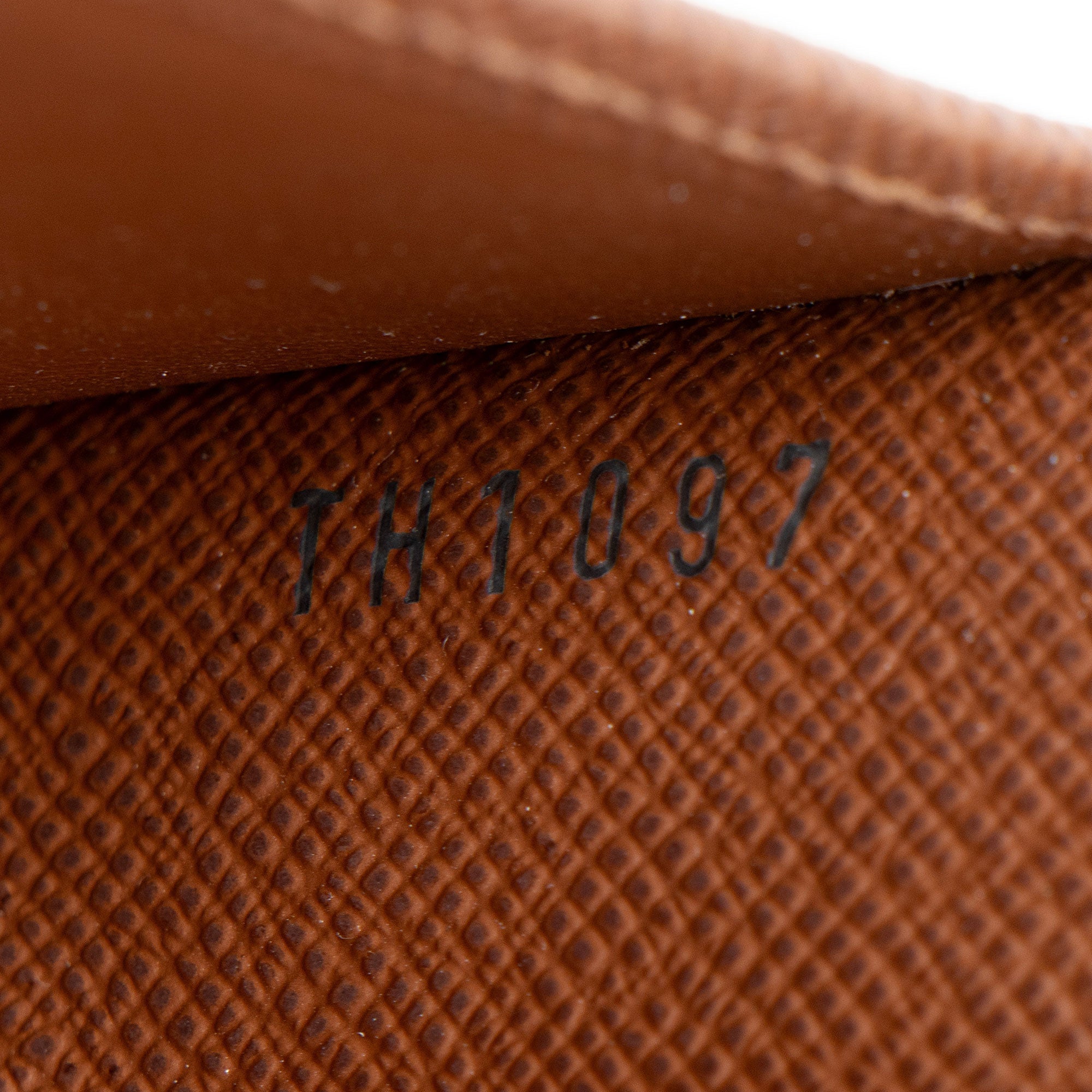 Louis Vuitton Monogram Canvas Koala Wallet (SHF-qaOHRr)