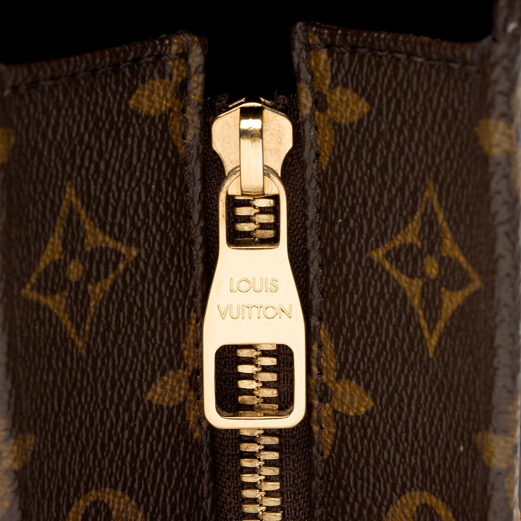 Louis Vuitton Monogram Canvas Raspail MM Tote (SHF-BP8UI3)