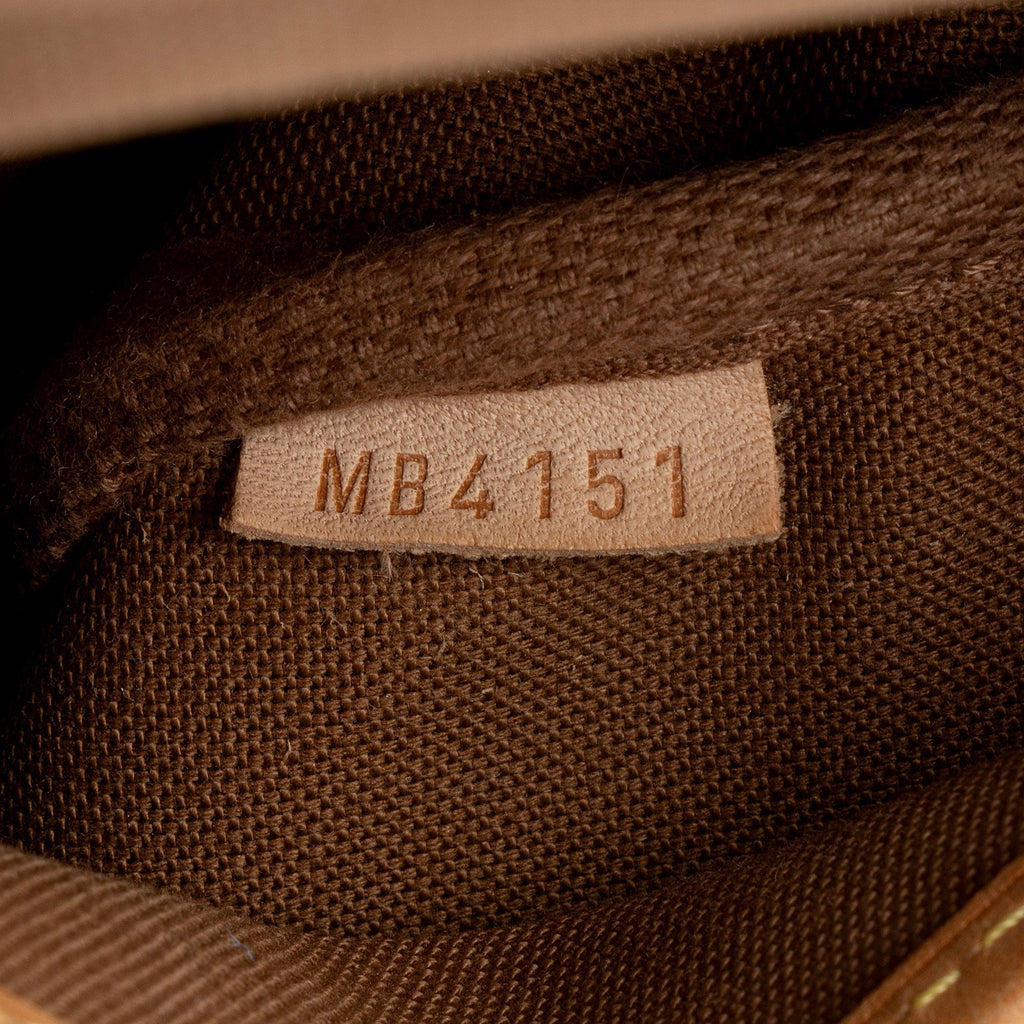Louis Vuitton Monogram Canvas Saumur 30 Messenger Bag (SHF-Uyfdal)