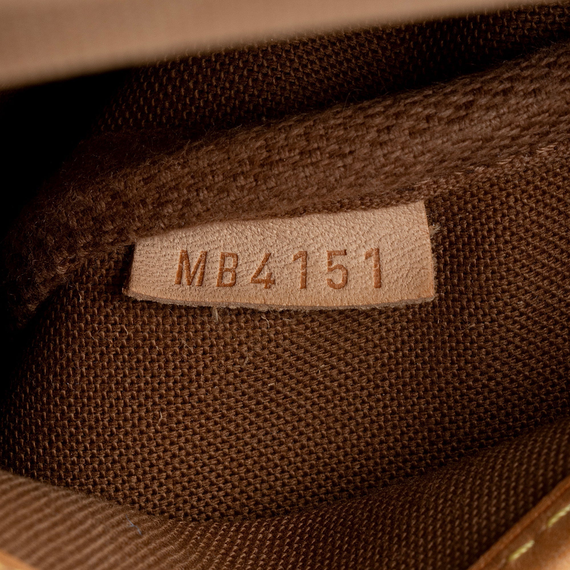 Louis Vuitton Monogram Canvas Saumur 30 Messenger Bag (SHF-Uyfdal)