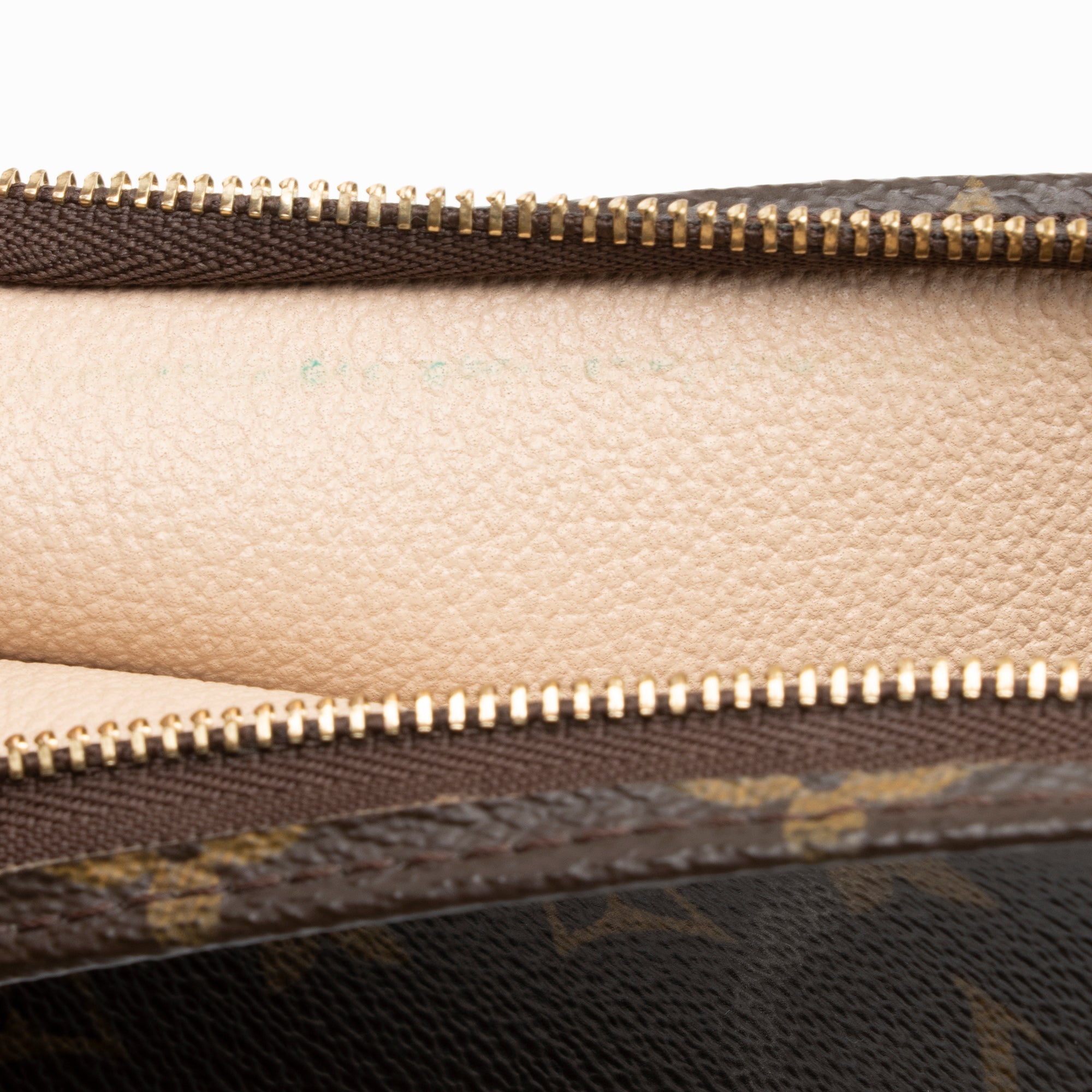 Louis Vuitton Monogram Canvas Toiletry Pouch 19 (SHF-aypwnO)