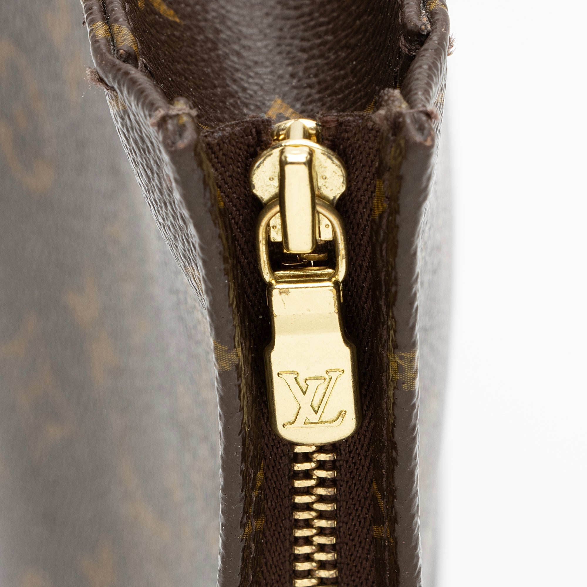 Louis Vuitton Monogram Canvas Toiletry Pouch 26 (SHF-23146)