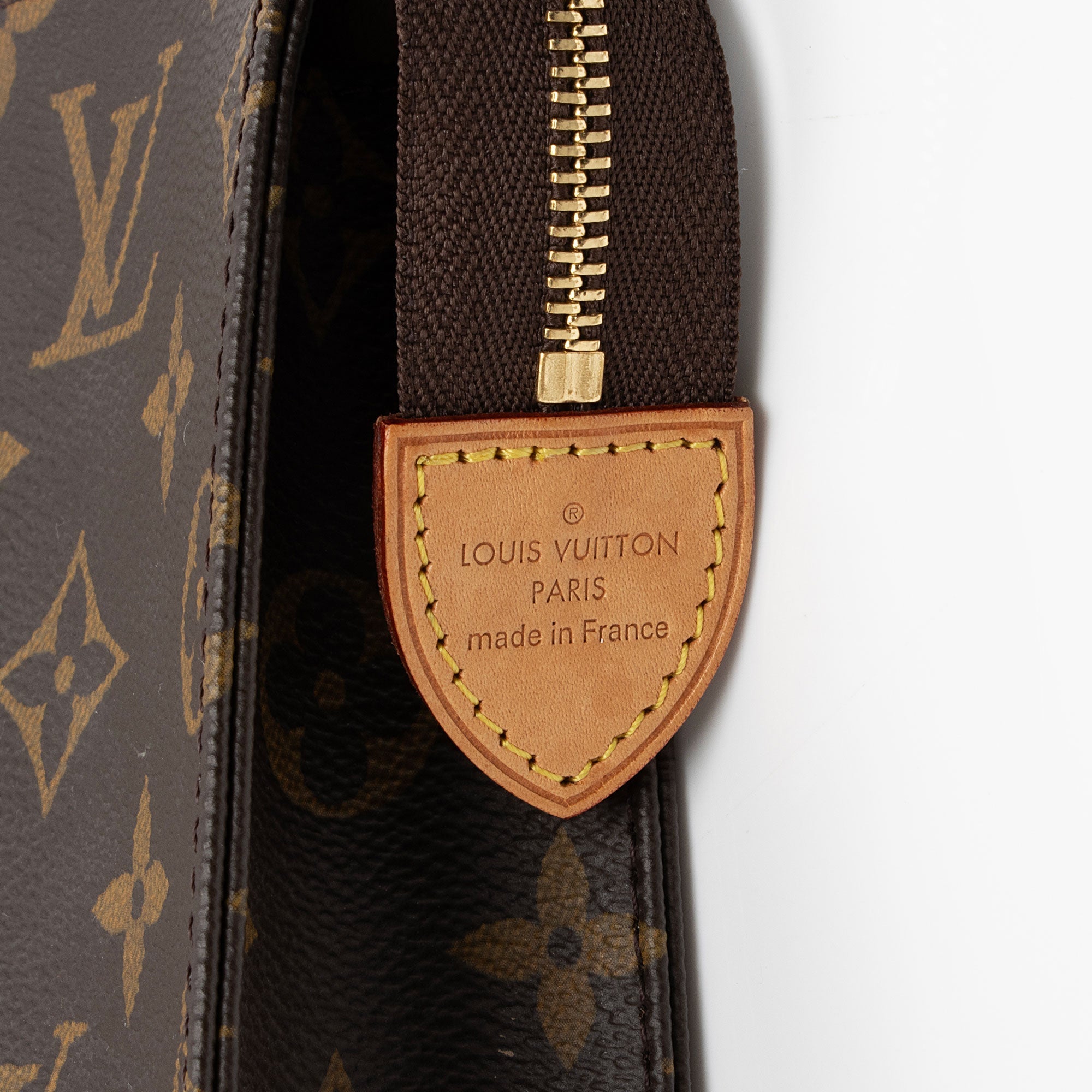 Louis Vuitton Monogram Canvas Toiletry Pouch 26 (SHF-6aemvU)