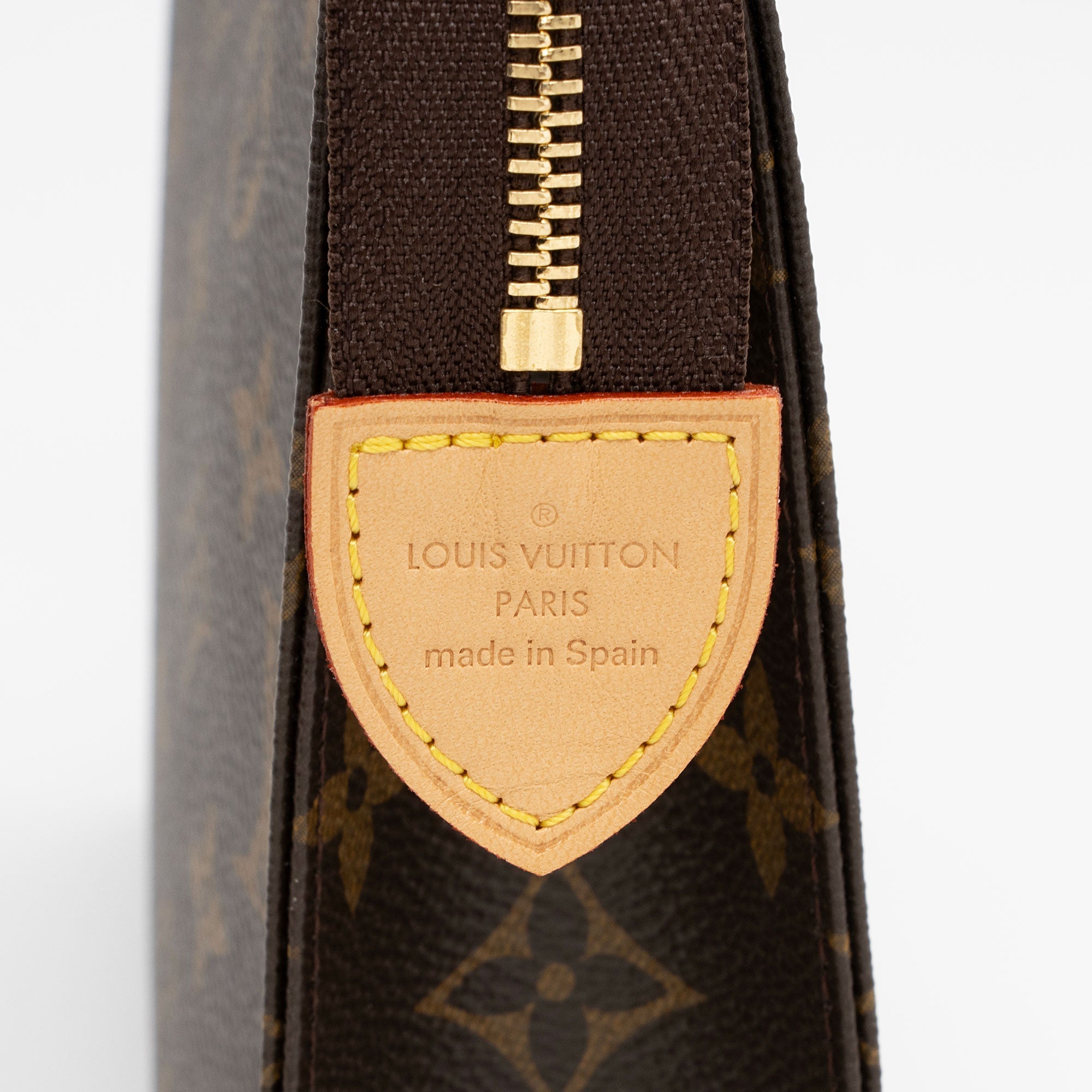 Louis Vuitton Monogram Canvas Toiletry Pouch 26 (SHF-PFTzwn)