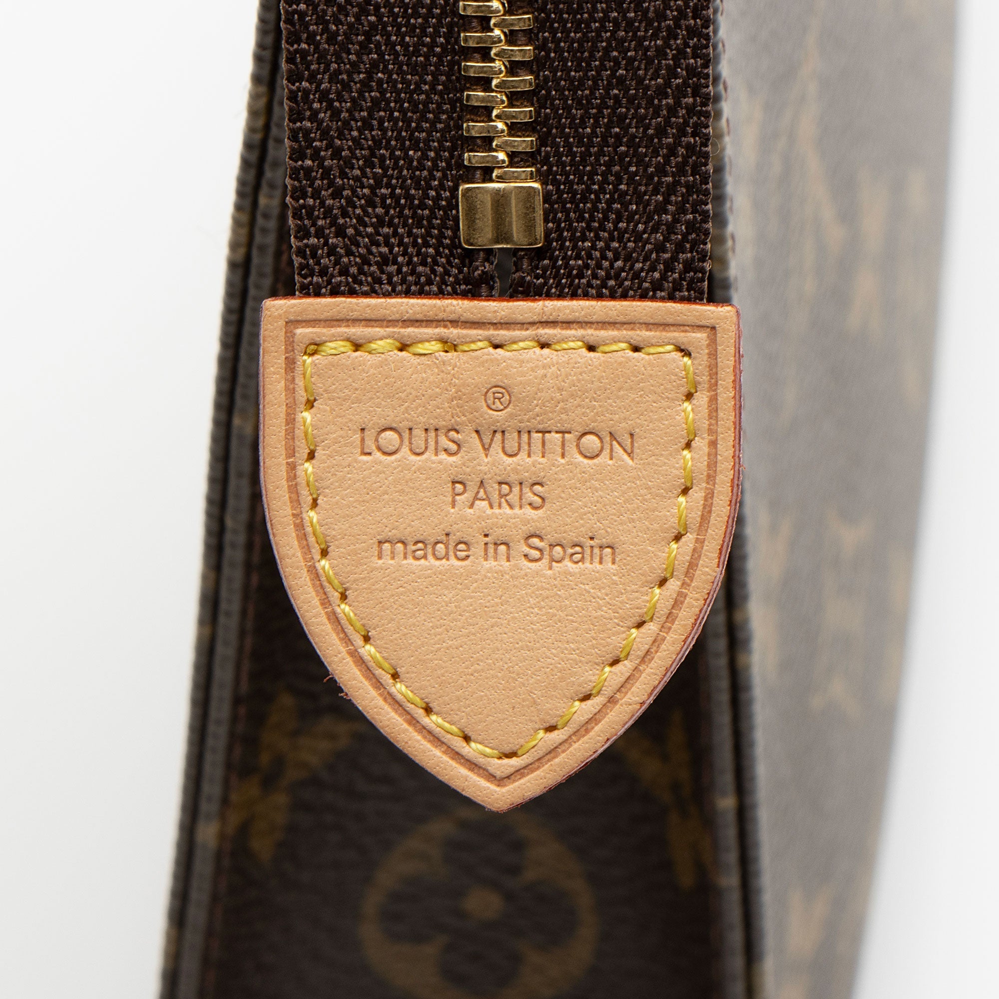 Louis Vuitton Monogram Canvas Toiletry Pouch 26 (SHF-CV45E4)