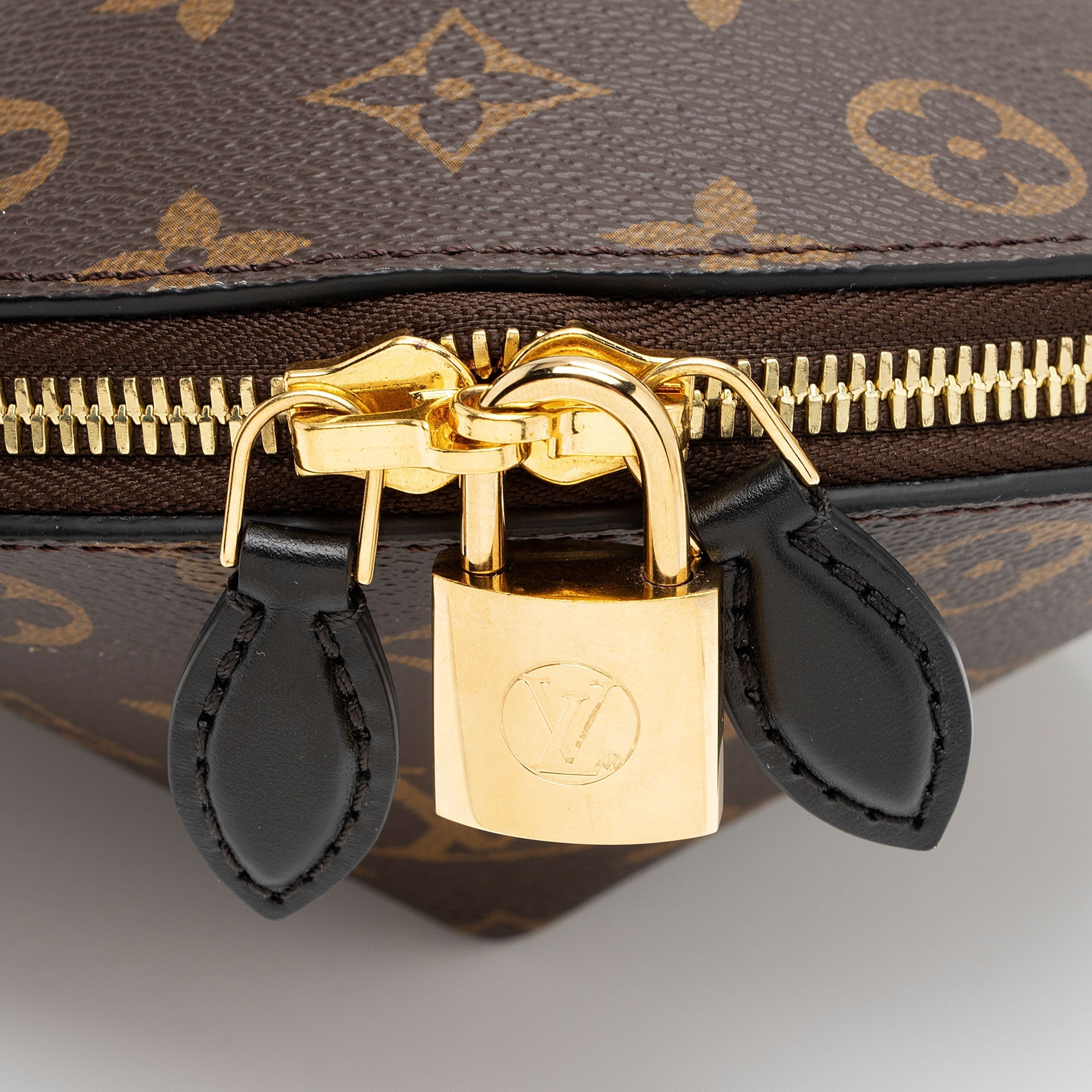 Louis Vuitton Monogram Canvas Toupie Shoulder Bag (SHF-2y9oOE)
