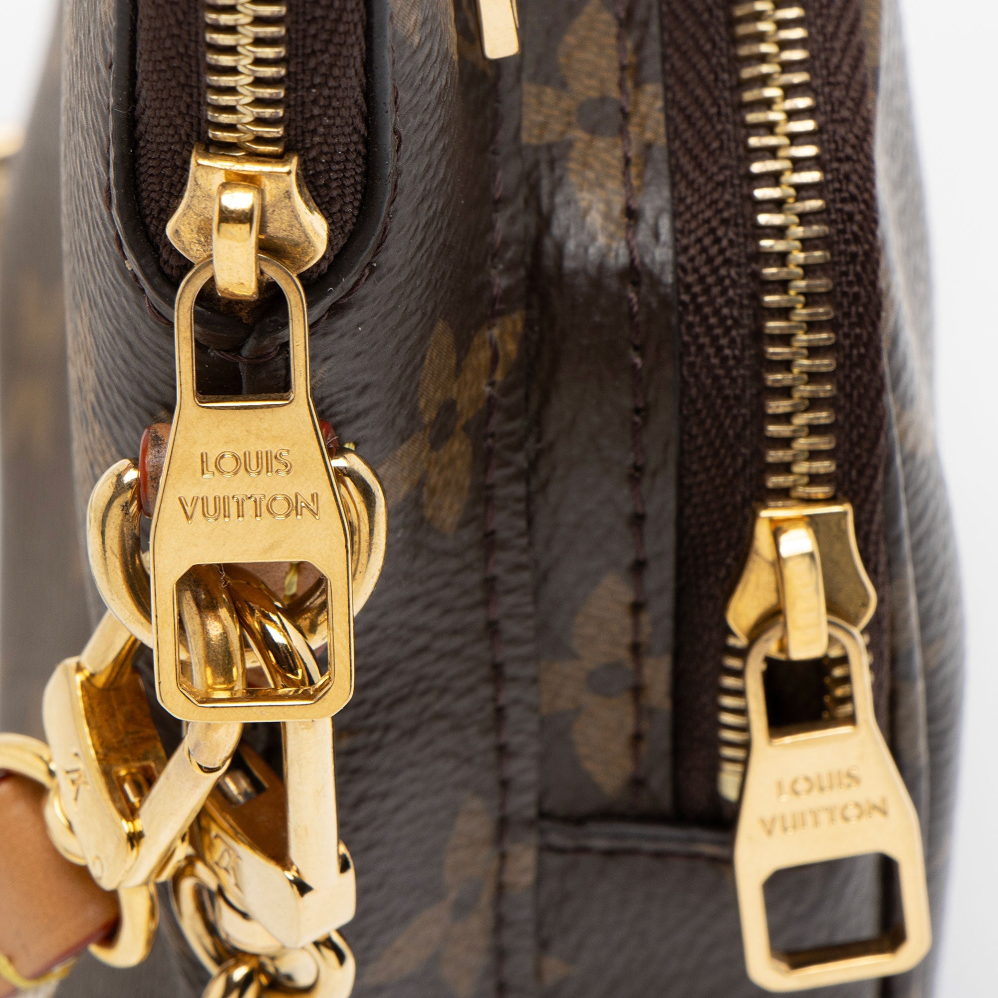 Louis Vuitton Monogram Canvas Utility Phone Sleeve (SHF-Fe3H5e)