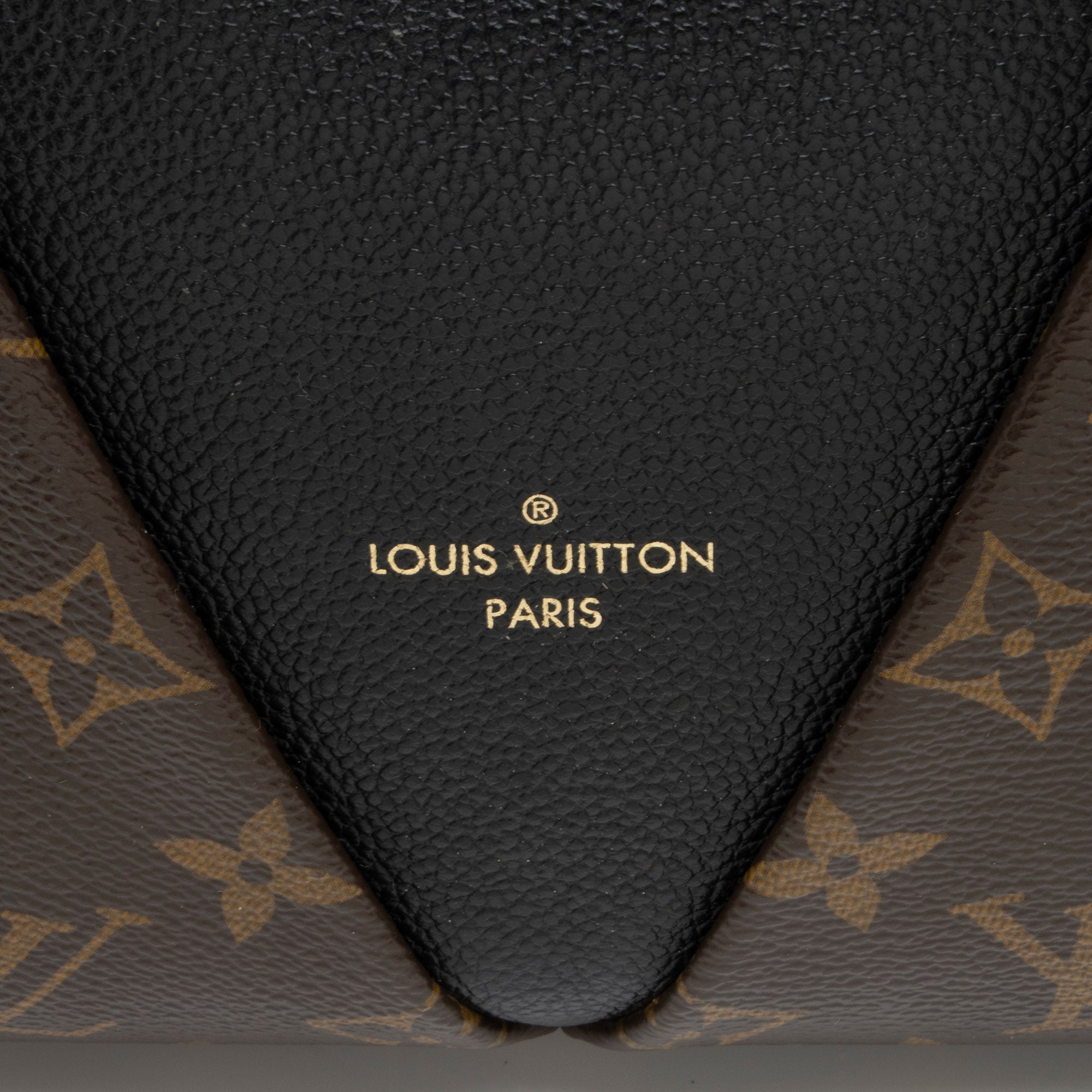 Louis Vuitton Monogram Canvas V Tote BB (SHF-Qq3jnD)