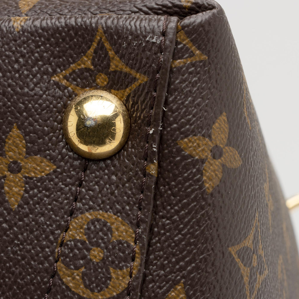 Louis Vuitton Monogram Canvas V Tote MM (SHF-xfJRm0)