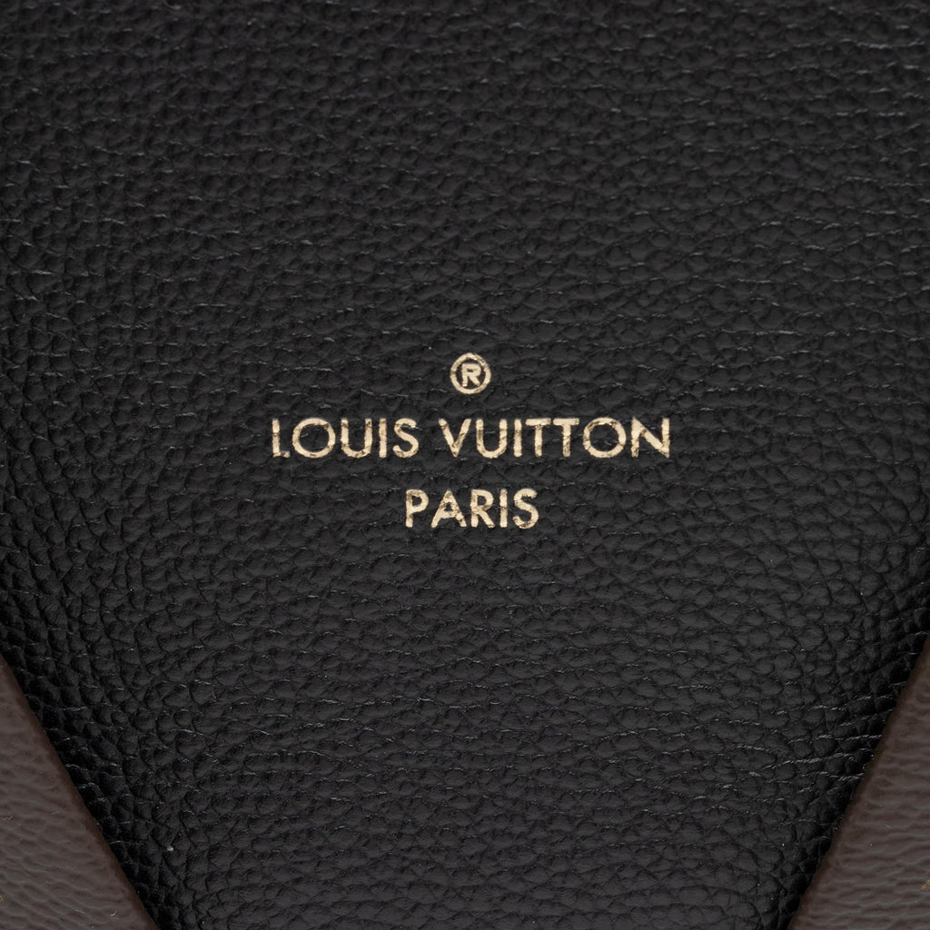 Louis Vuitton Monogram Canvas V Tote MM (SHF-xfJRm0)