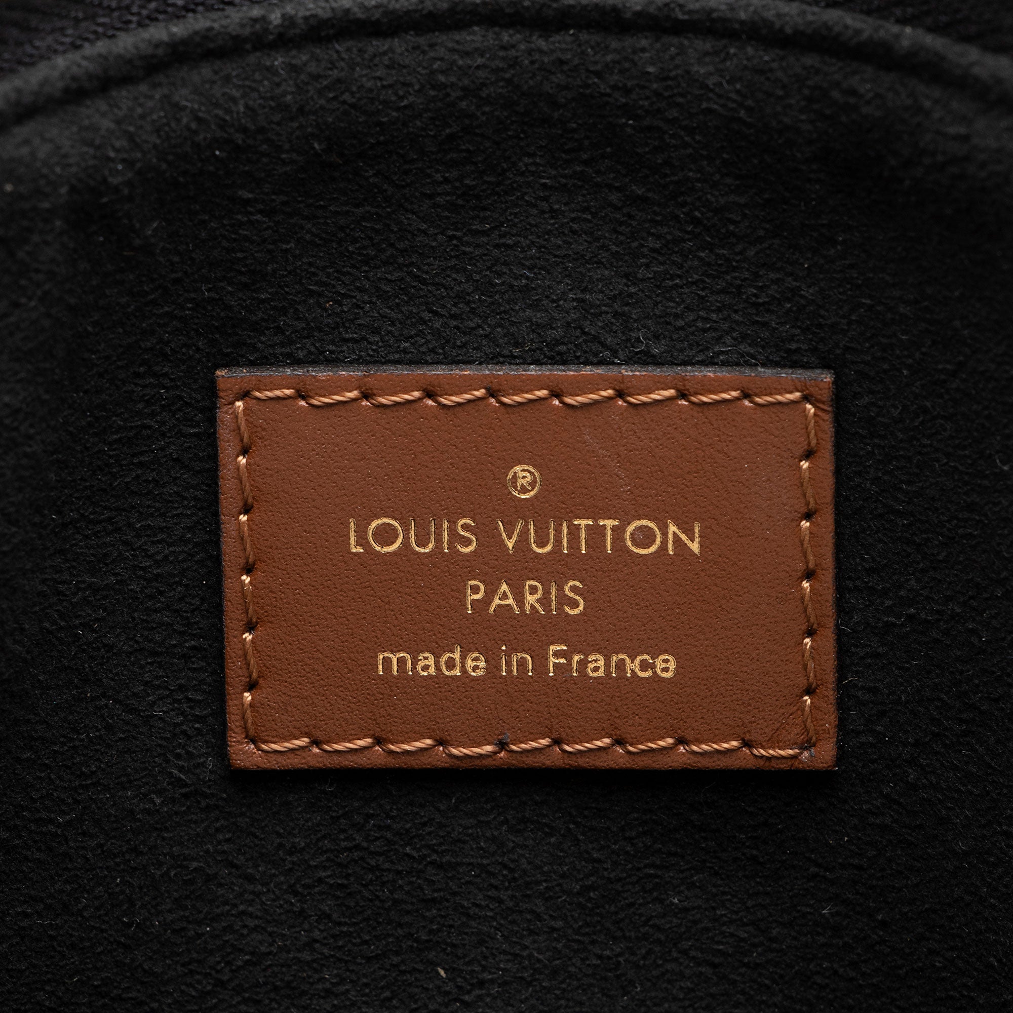 Louis Vuitton Monogram Canvas V Tote MM (SHF-mj9iOY)