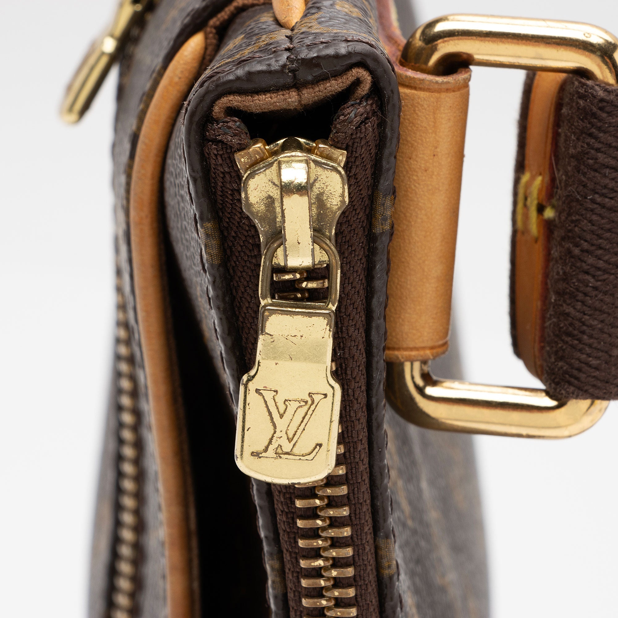 Louis Vuitton Monogram Canvas Valmy Pochette Messenger (SHF-MScbbk)