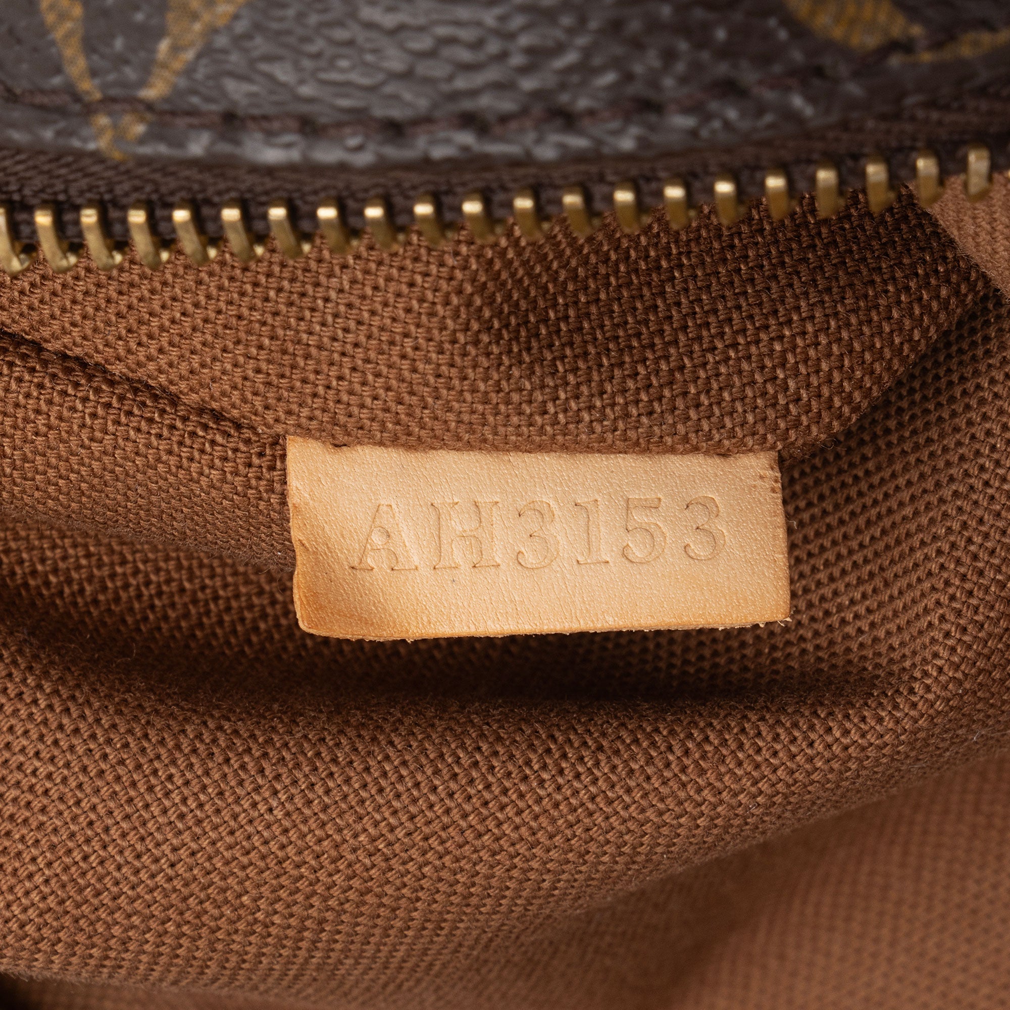 Louis Vuitton Monogram Canvas Valmy Pochette Messenger (SHF-MScbbk)