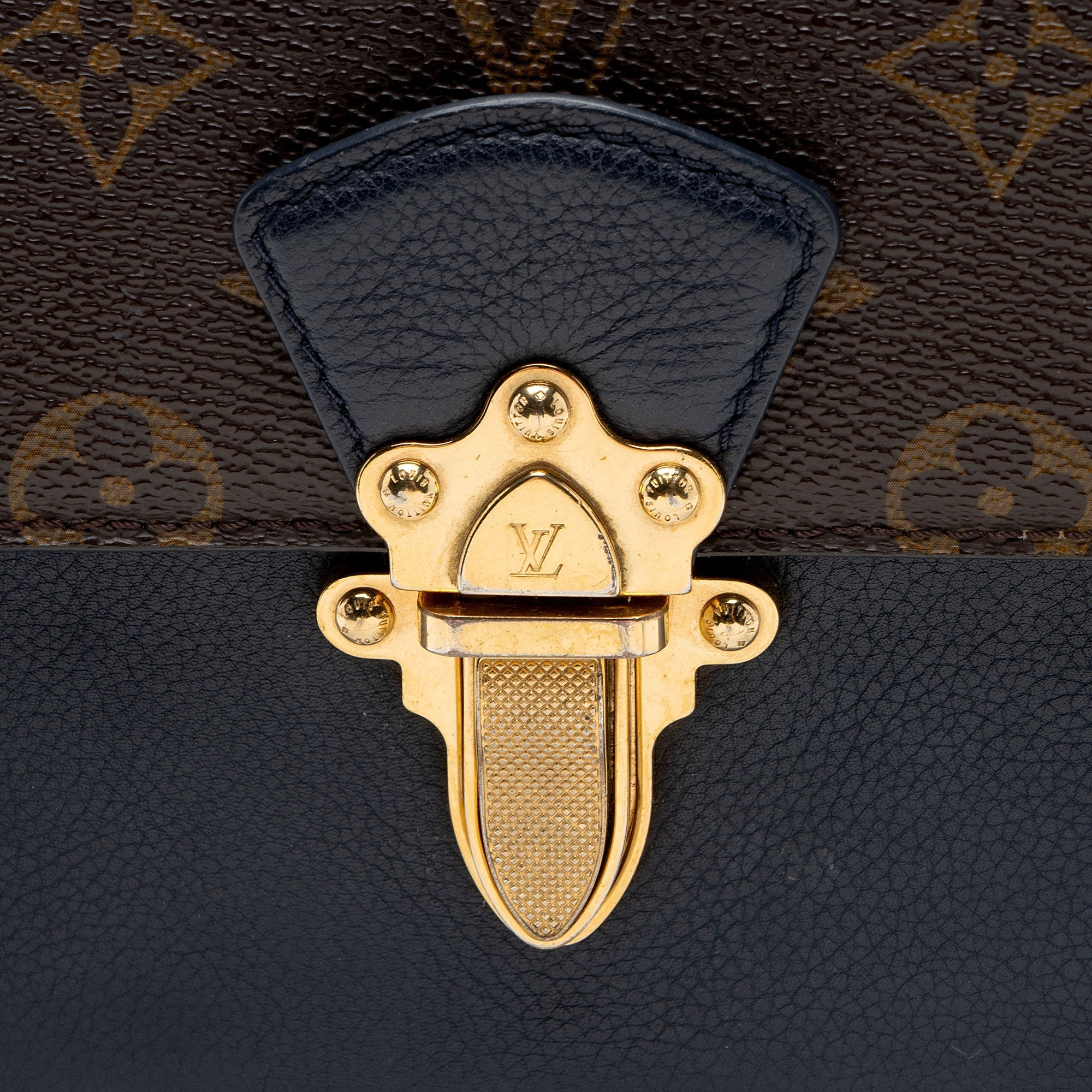 Louis Vuitton Monogram Canvas Victoire Chain Bag (SHF-hHsZ0l)