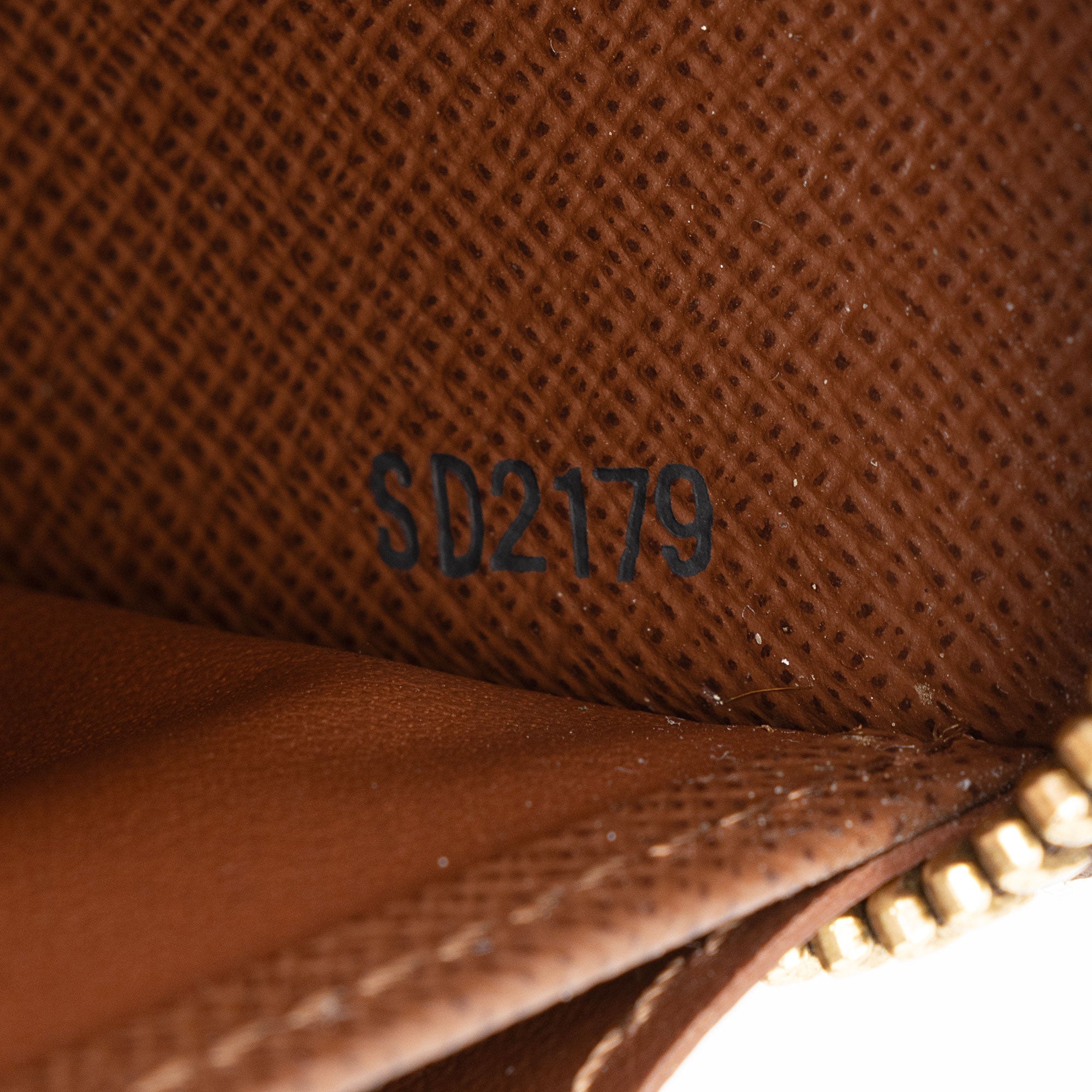 Louis Vuitton Monogram Canvas Zippy Wallet (SHF-JxPPMQ)