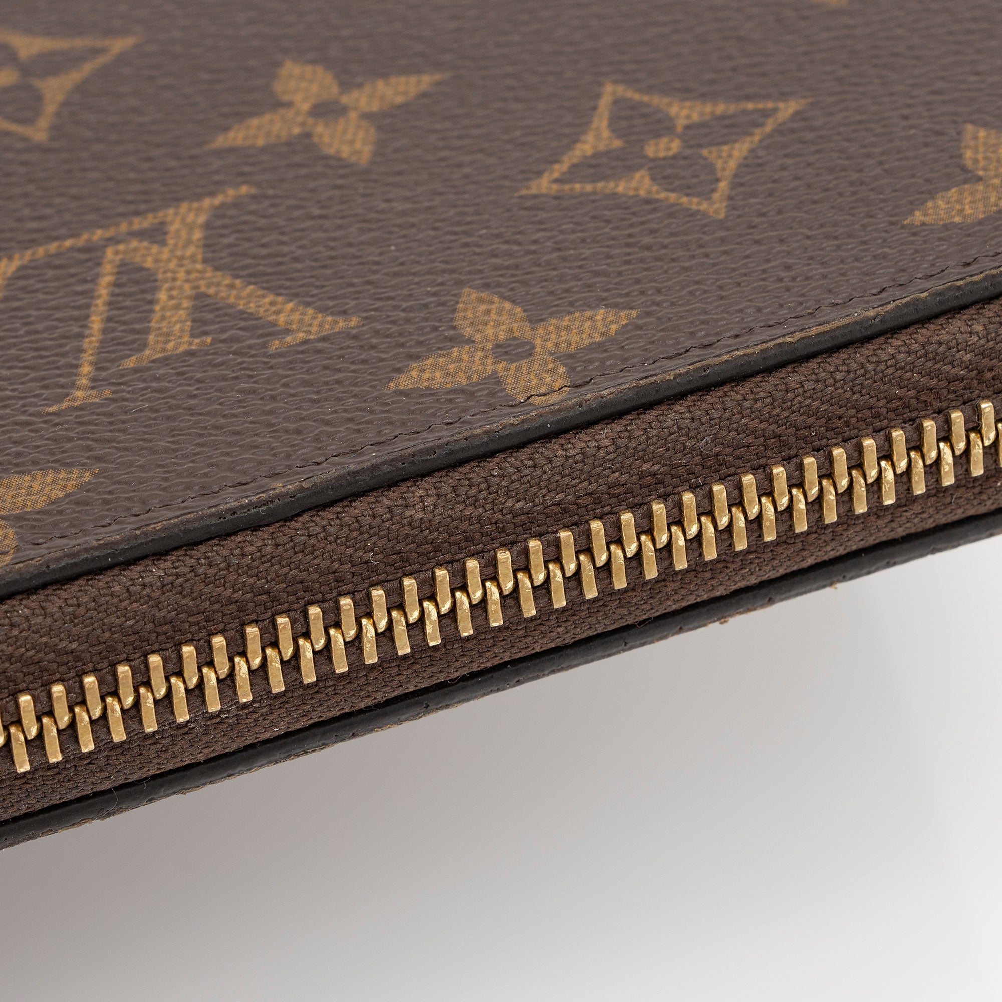 Louis Vuitton Monogram Canvas Zippy Wallet (SHF-JxPPMQ)