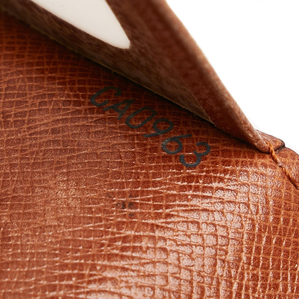 Louis Vuitton Monogram Card Case (SHG-alFpCV)