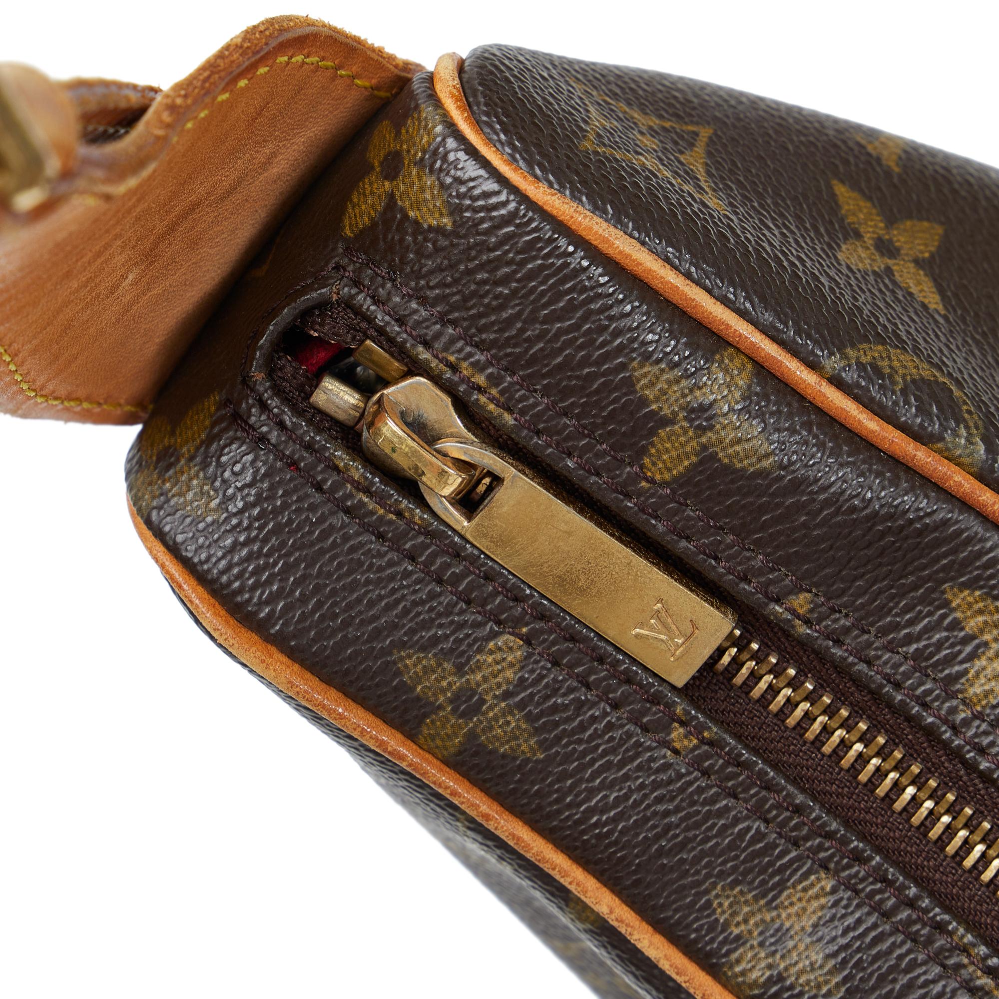 Louis Vuitton Monogram Croissant MM (SHG-07s74F)