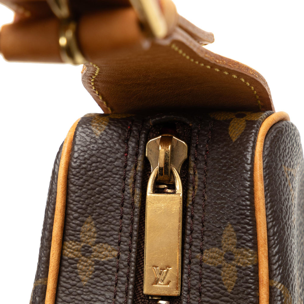 Louis Vuitton Monogram Croissant MM (SHG-iIn6Cm)