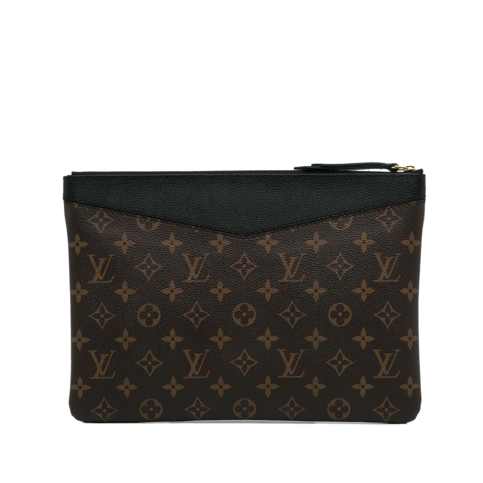 Louis Vuitton Monogram Daily Pouch (SHG-gztsSQ)